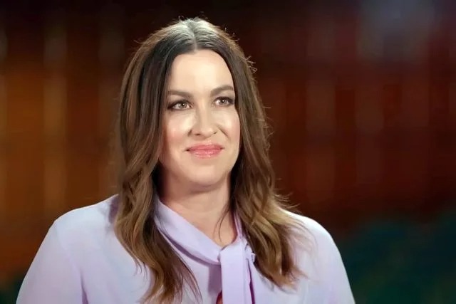 Alanis Morissette no programa 'Finding Your Roots', da PBS (Reprodução/YouTube)