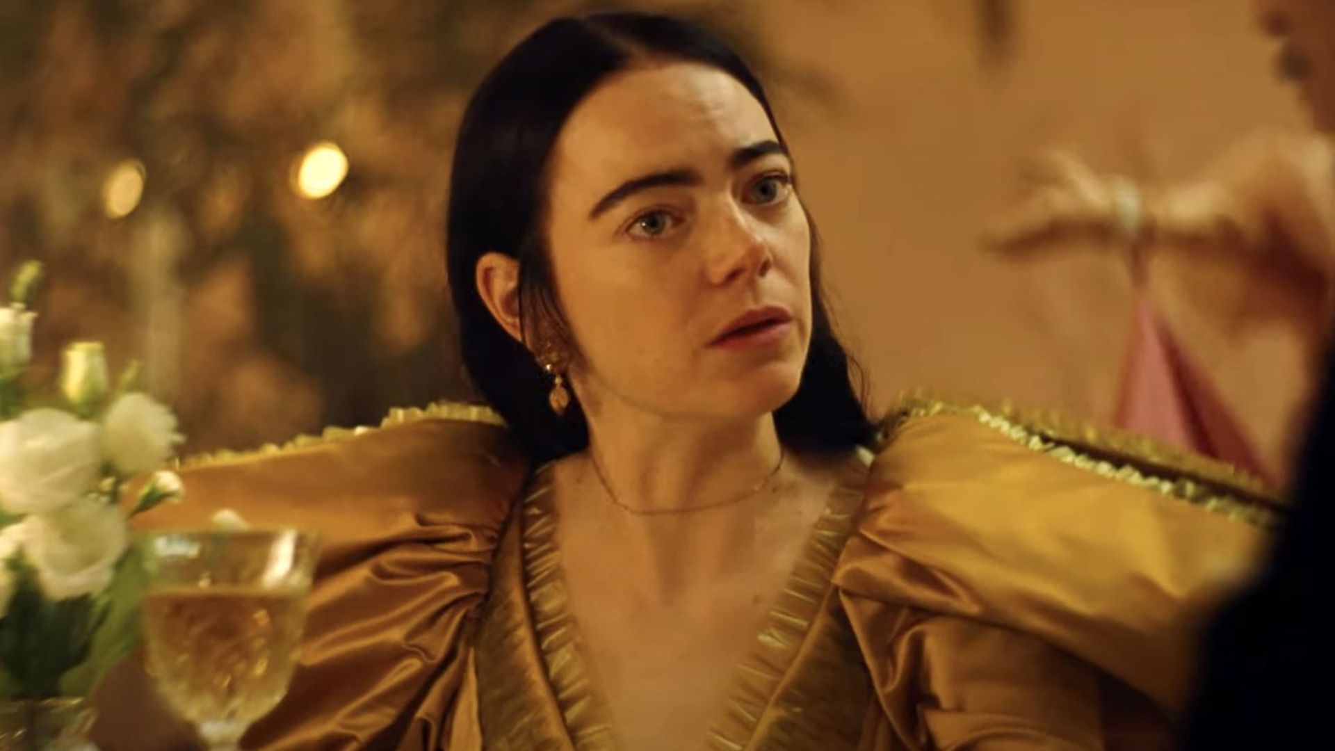 Emma Stone diz que sexo em Pobres Criaturas é "fiel à experiência" de sua personagem, Bella Baxter (Foto: Divulgação/Searchlight Pictures)