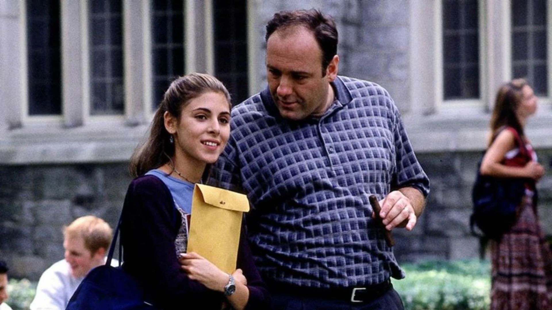Jamie-Lynn Sigler e James Gandolfini como Meadow e Tony Soprano em cena de Família Soprano (Foto: Reprodução/HBO)