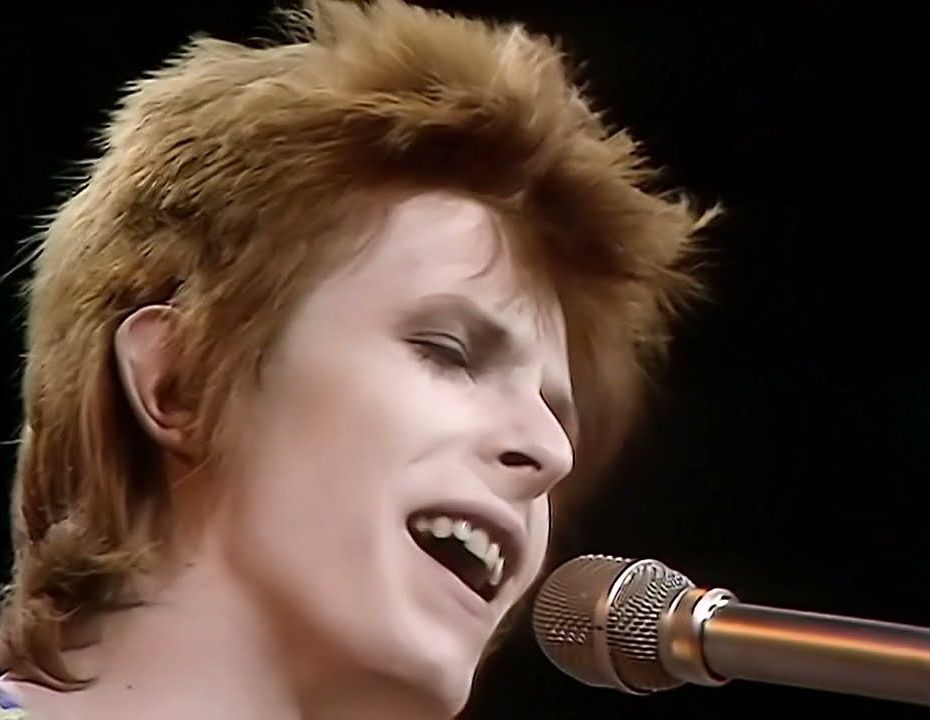 David Bowie apresenta 'Starman' no programa 'Top of the Pops', em 1972 (Reprodução/YouTube)
