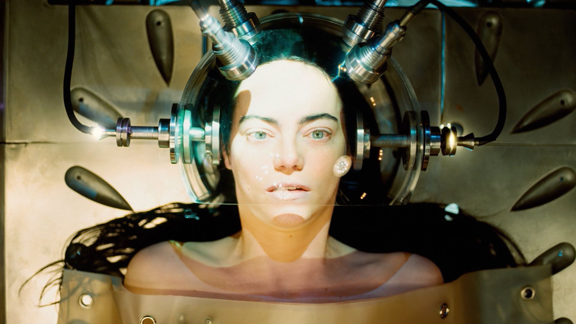 Emma Stone é a estrela de Pobres Criaturas, novo filme de Yorgos Lanthimos, com quem a atriz trabalhou previamente em A Favorita, de 2018 (Foto: Divulgação/Searchlight Pictures)