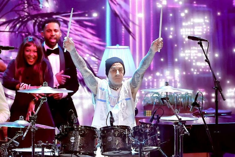 Travis Barker se apresenta no Emmy 2023 (Foto: Reprodução People)