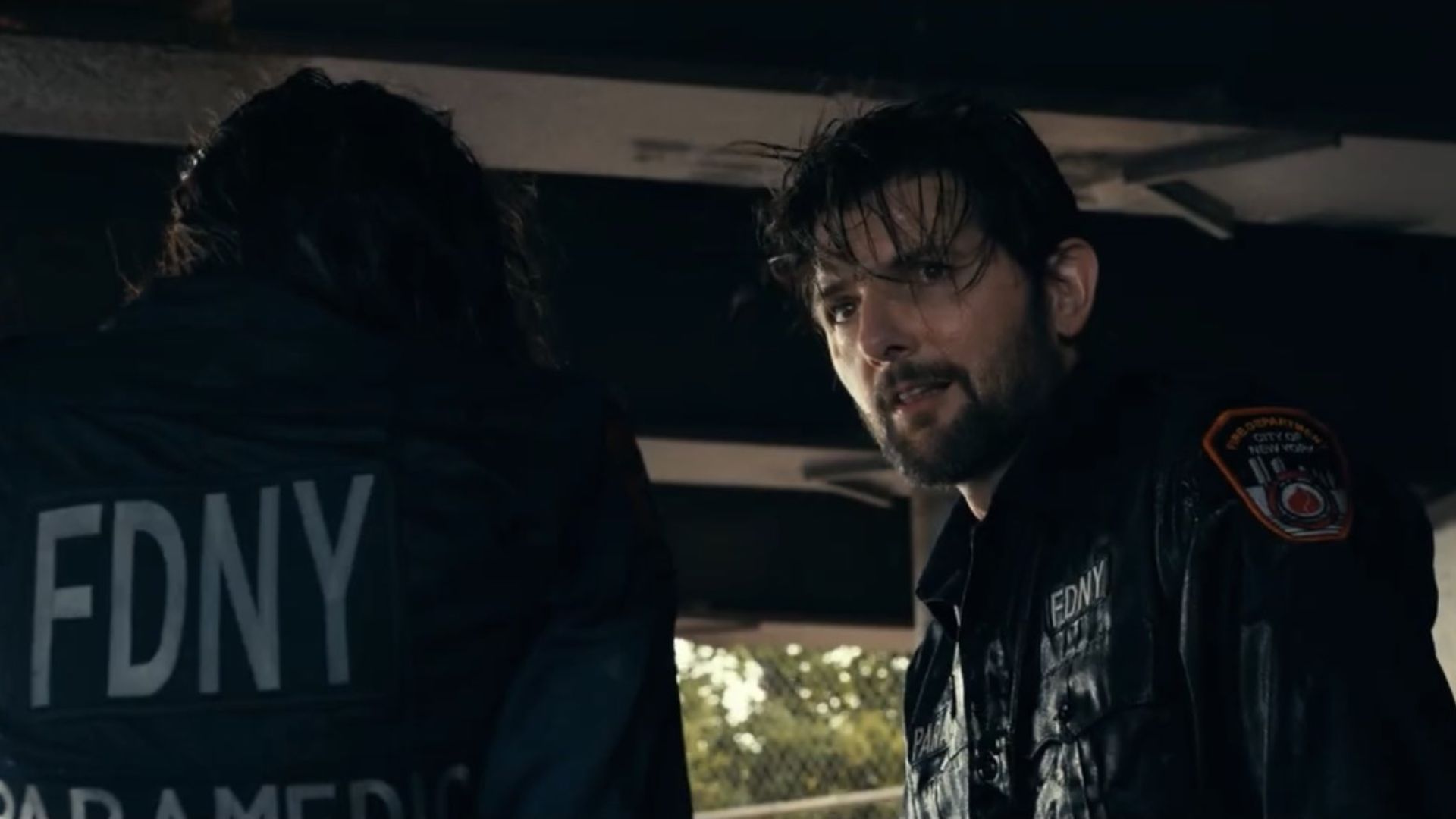 Adam Scott (Ruptura) interpreta Ben Parker, tio de Peter Parker (Tom Holland), em Madame Teia, novo filme do Universo do Homem-Aranha da Sony (Foto: Reprodução/Sony Pictures)