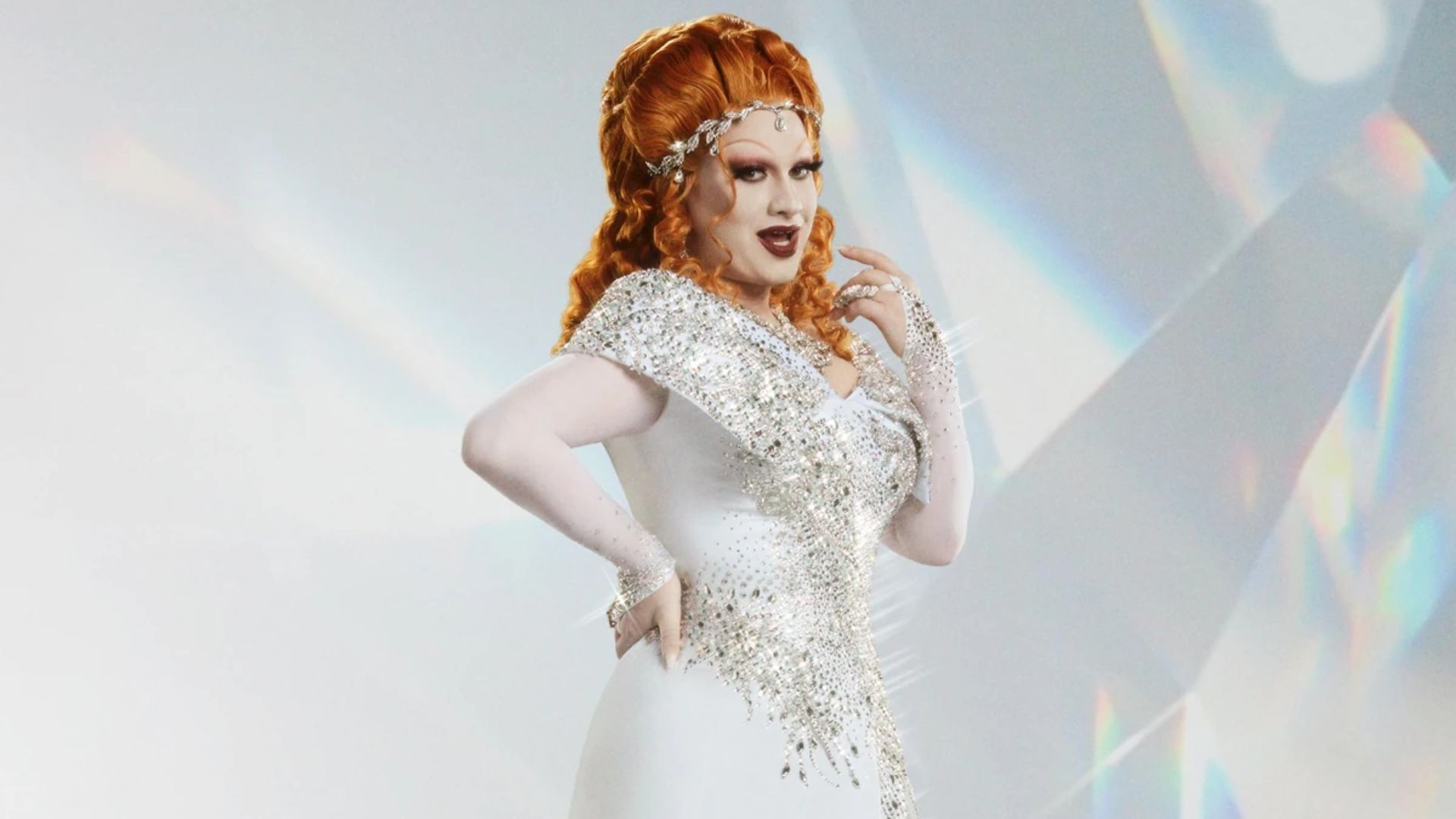 Jinkx Monsoon, que se identifica como uma pessoa trans não-binária, foi a primeira participante a conquistar a vitória duas vezes em RuPaul's Drag Race, garantindo o título de Rainha das Rainhas (Foto: Divulgação)