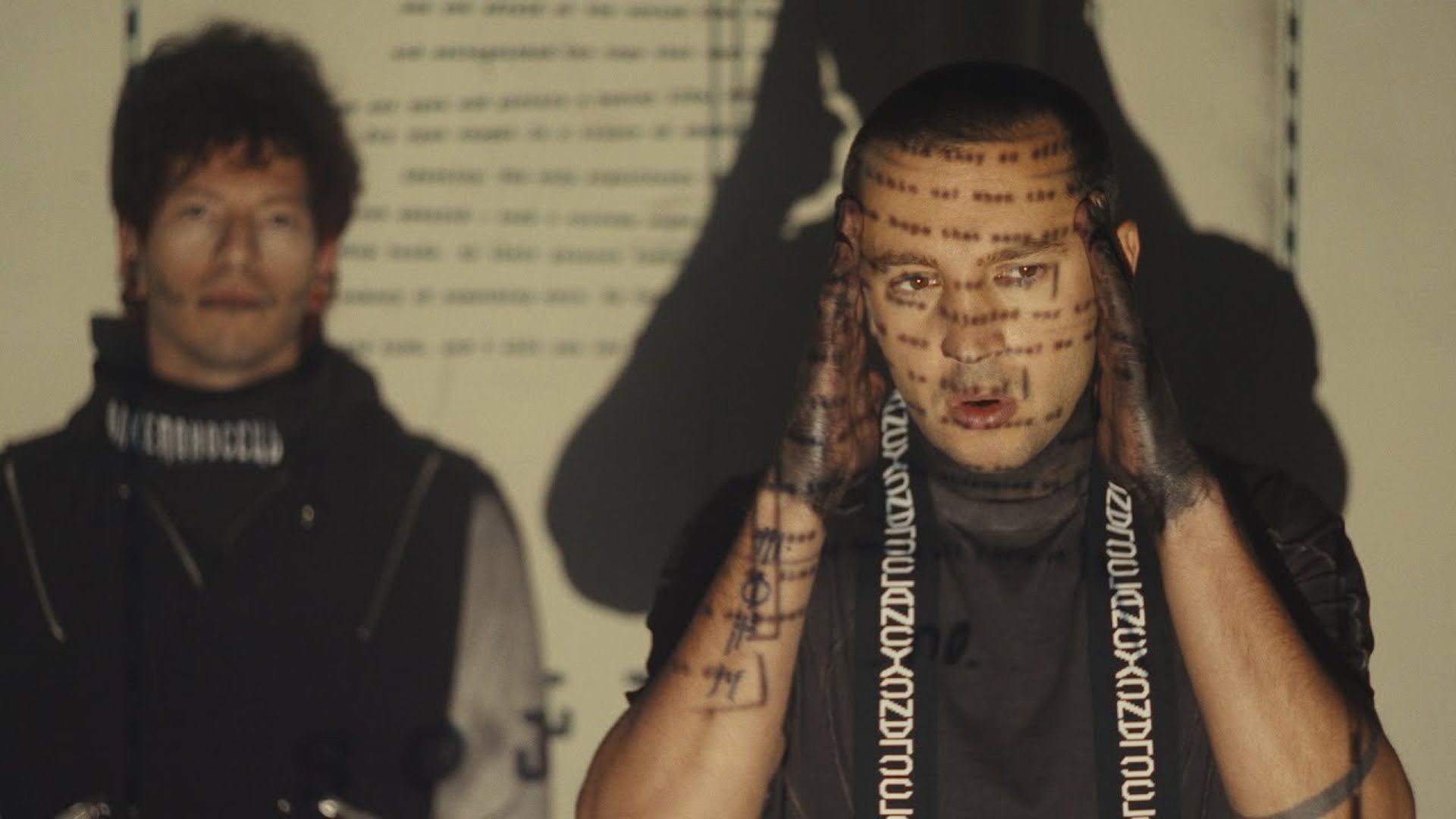 Tyler Joseph e Josh Dun, duo do Twenty One Pilots, no clipe de "Overcompensate" (Foto: Reprodução/YouTube)