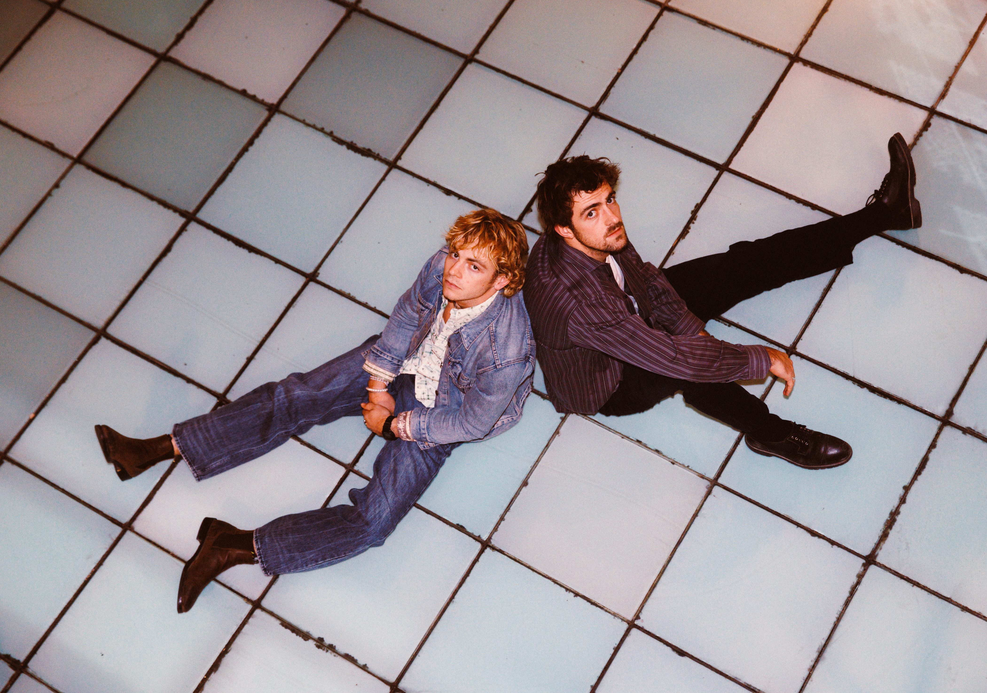 Rocky e Ross Lynch, de The Driver Era, sentados no chão