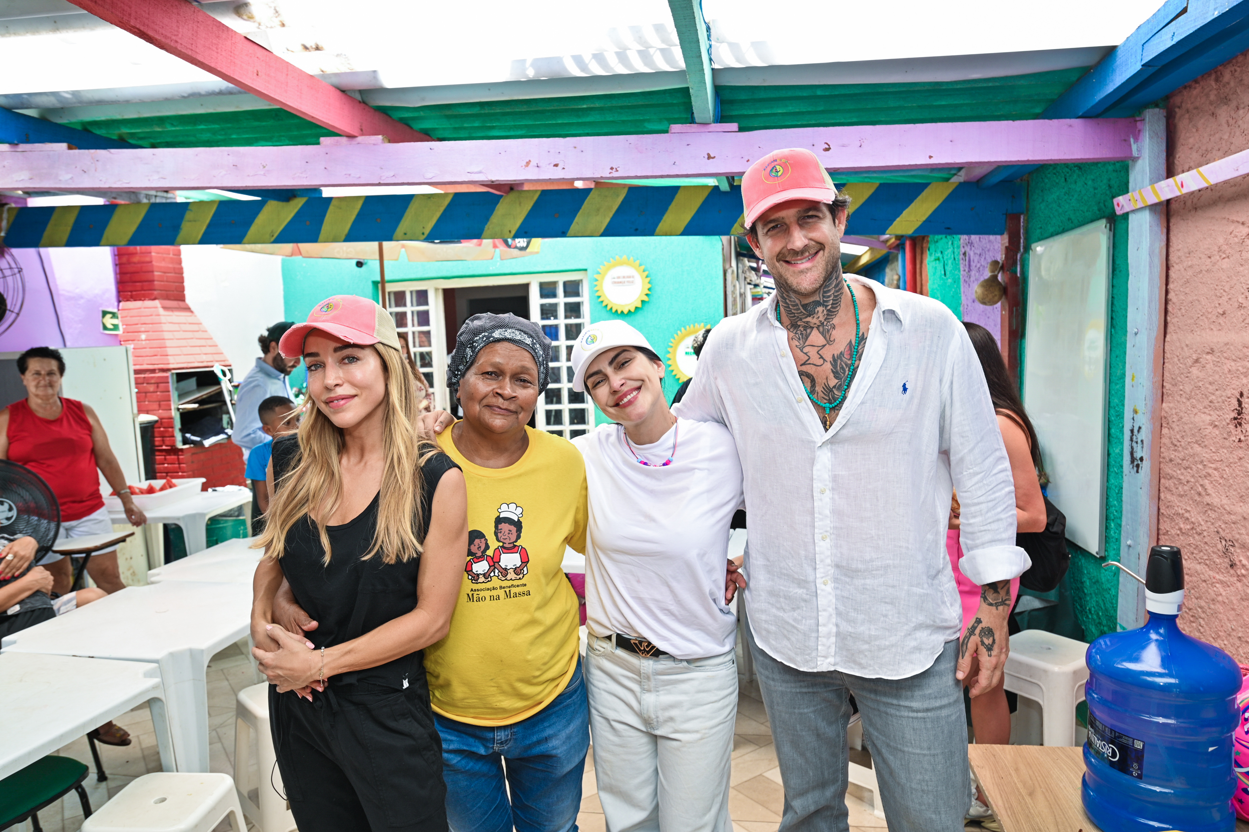 Katia junto a funcionária da ONG, Cleo e Leandro (Foto: Divulgação)