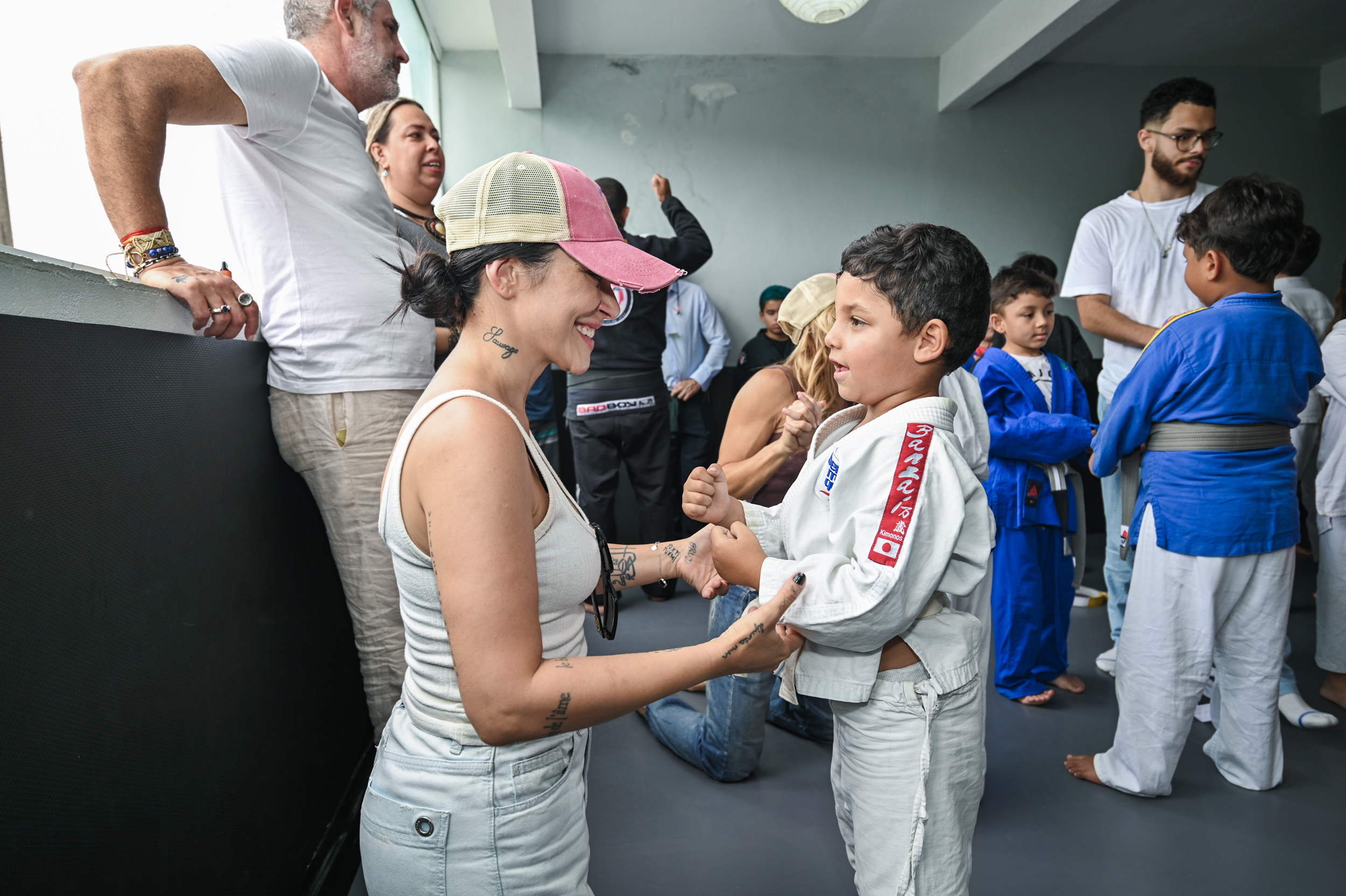 Cleo junto a criança no Instituto Antônio Geração do Bem (Foto: Divulgação)