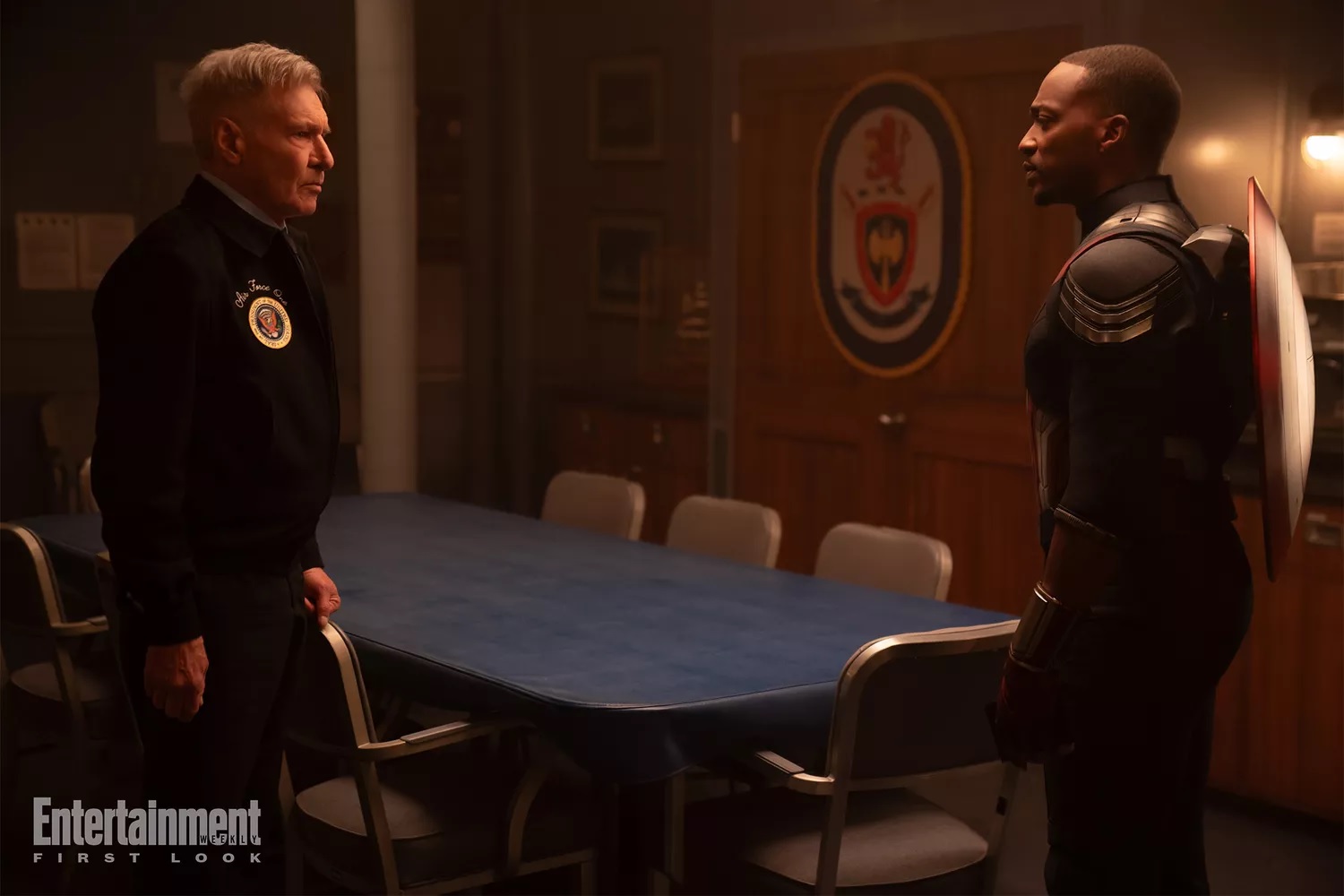 Harrison Ford e Anthony Mackie em Capitão América: Admirável Mundo Novo
