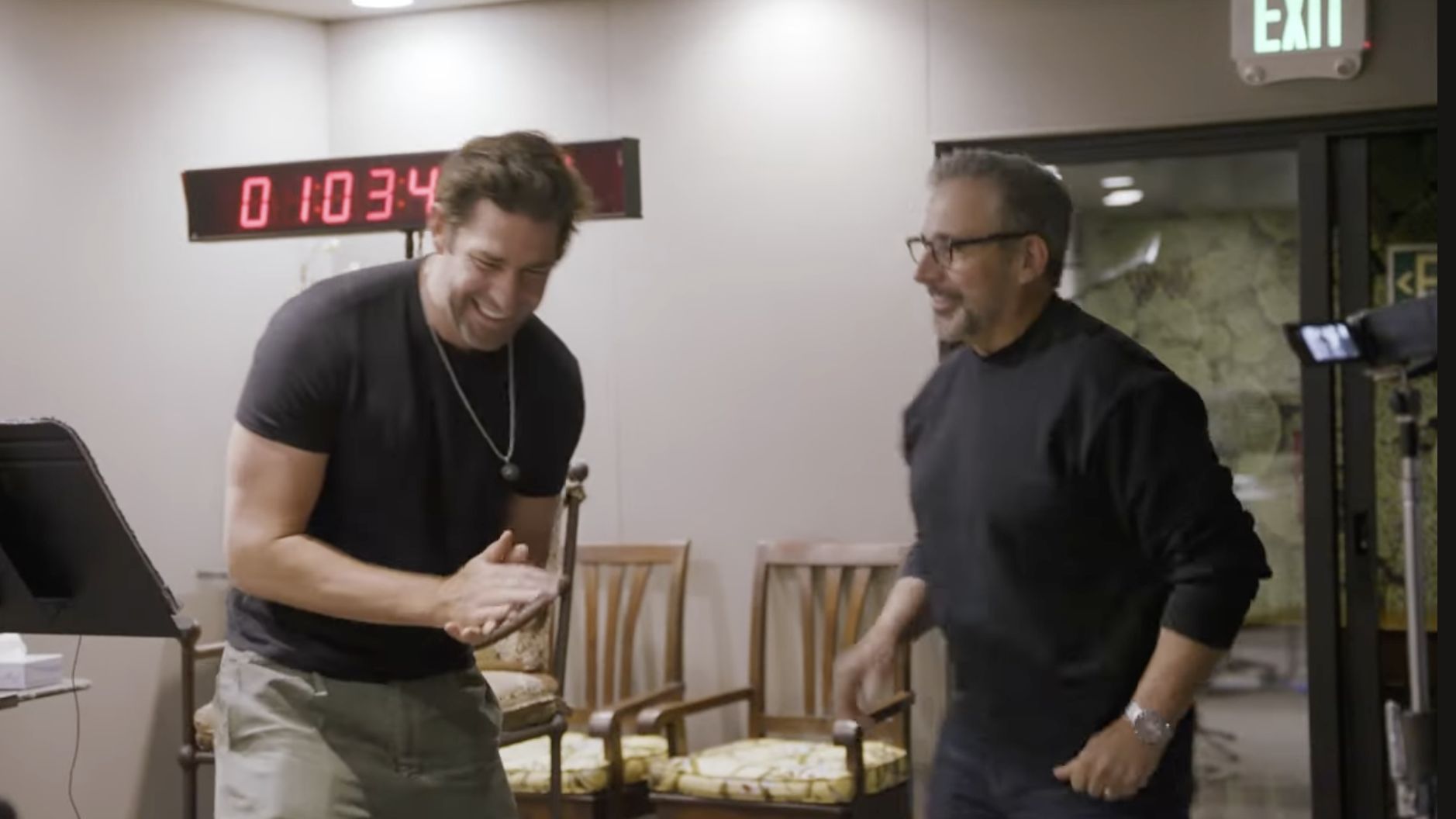 John Krasinski e Steve Carell (Foto: Reprodução YouTube)