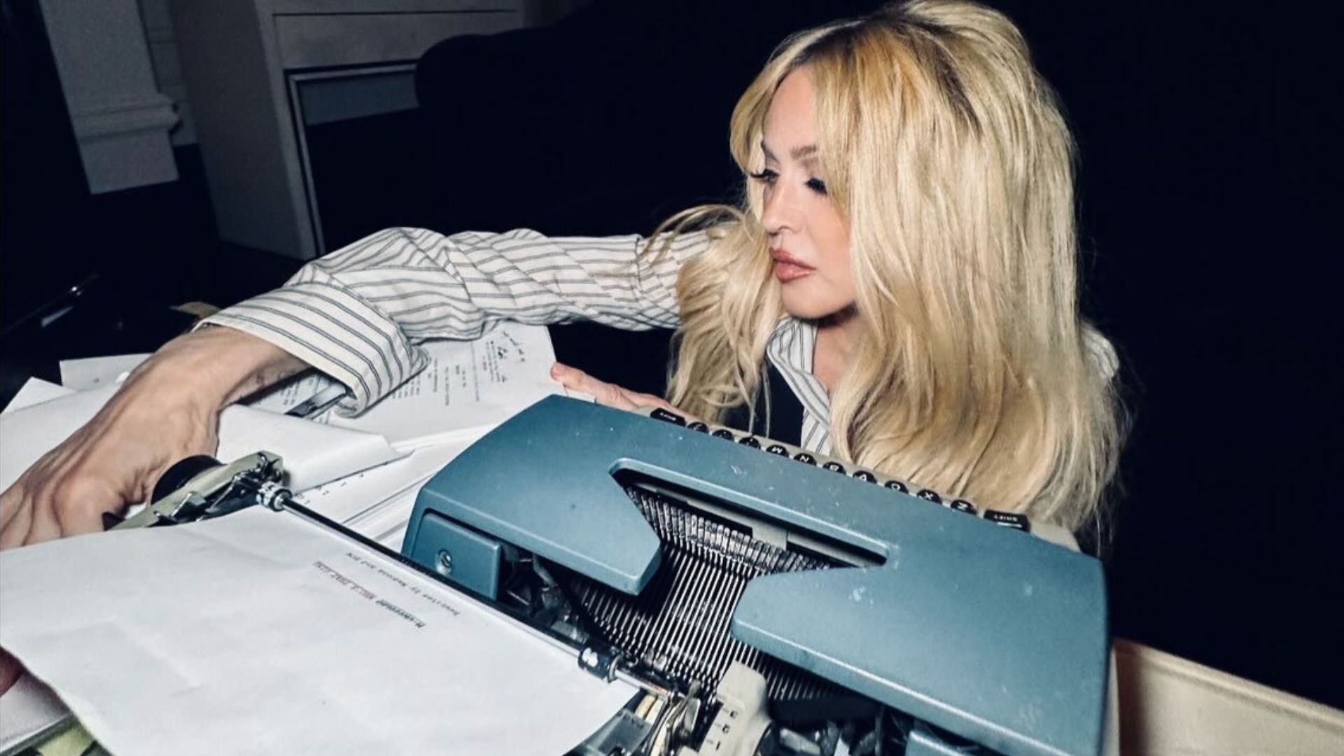 Madonna anuncia que está novamente trabalhando no roteiro de sua cinebiografia