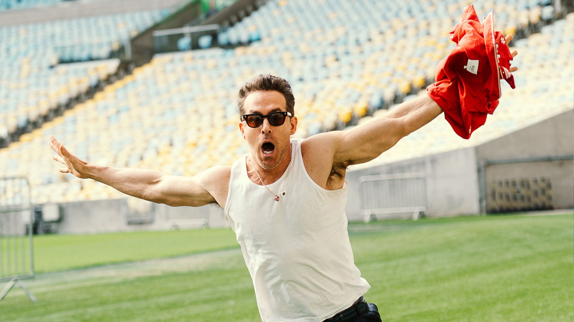 Ryan Reynolds e Hugh Jackman, de Deadpool & Wolverine, jogam bola no Maracanã