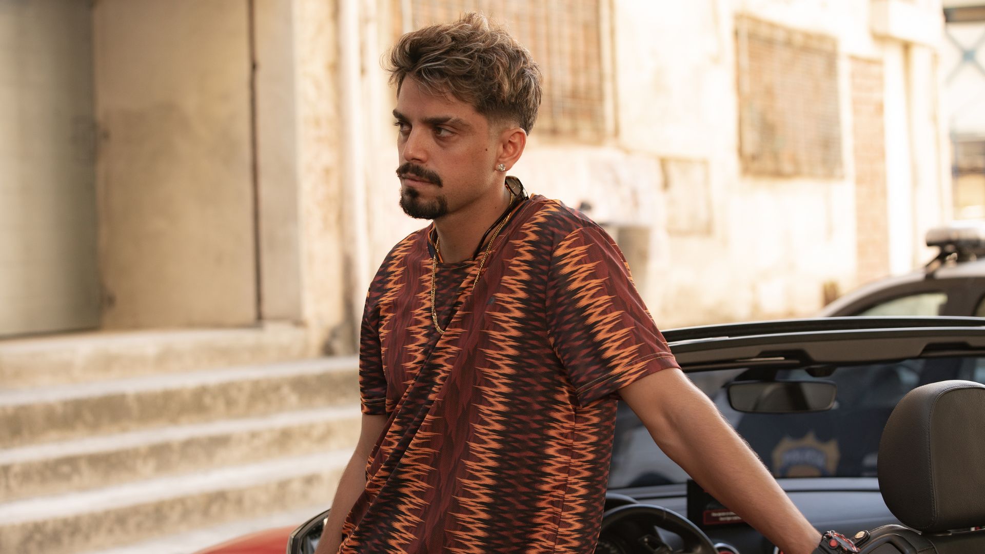 "Apesar de todas as falcatruas, eu quis me divertir", afirma Rodrigo Simas sobre vilão de "Vidas Bandidas"