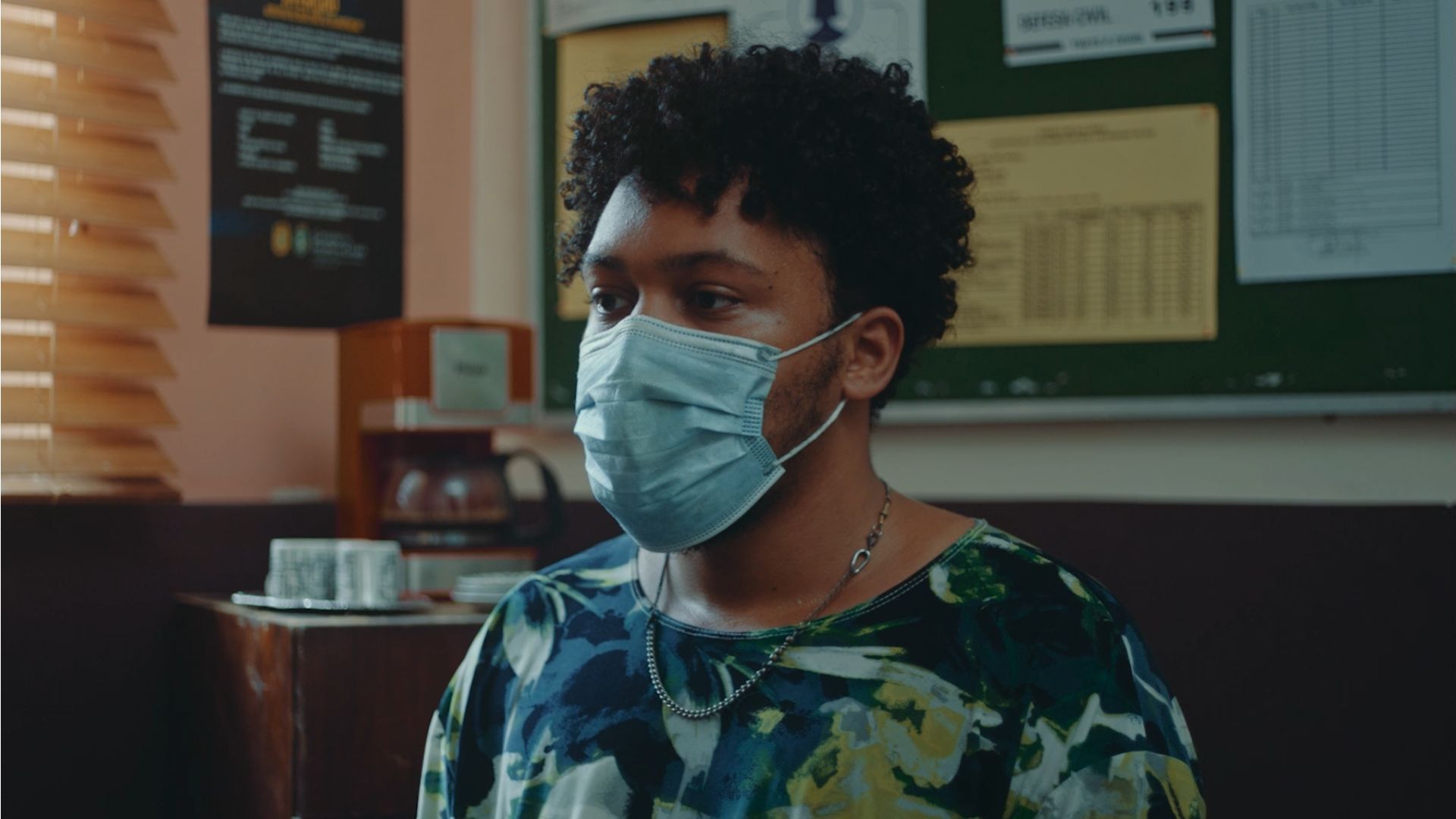 Estranho Caminho, novo filme de Guto Parente, estreia nos cinemas