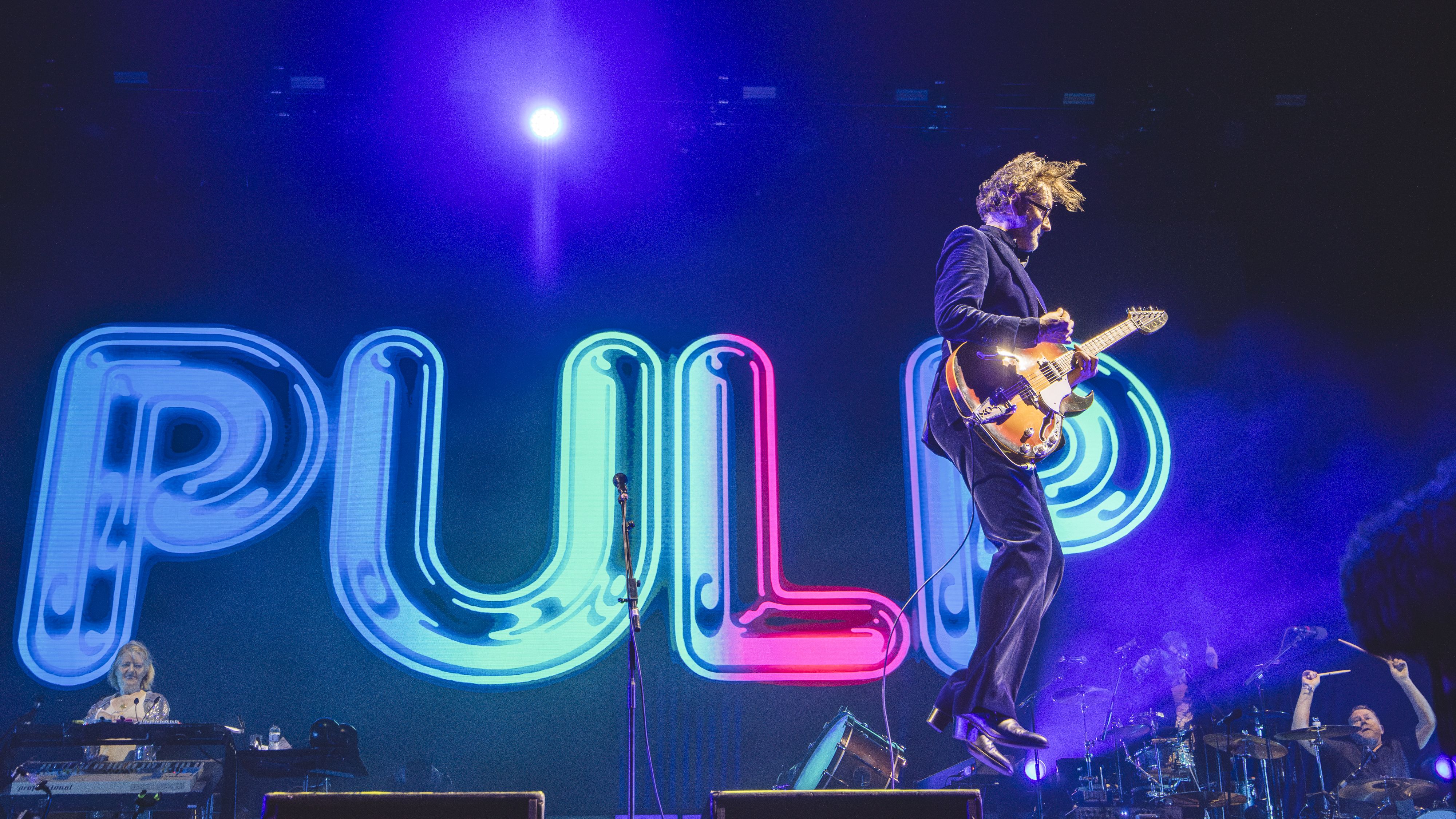 Jarvis Cocker durante show do Pulp em maio (Foto: Xavi Torrent/Redferns)