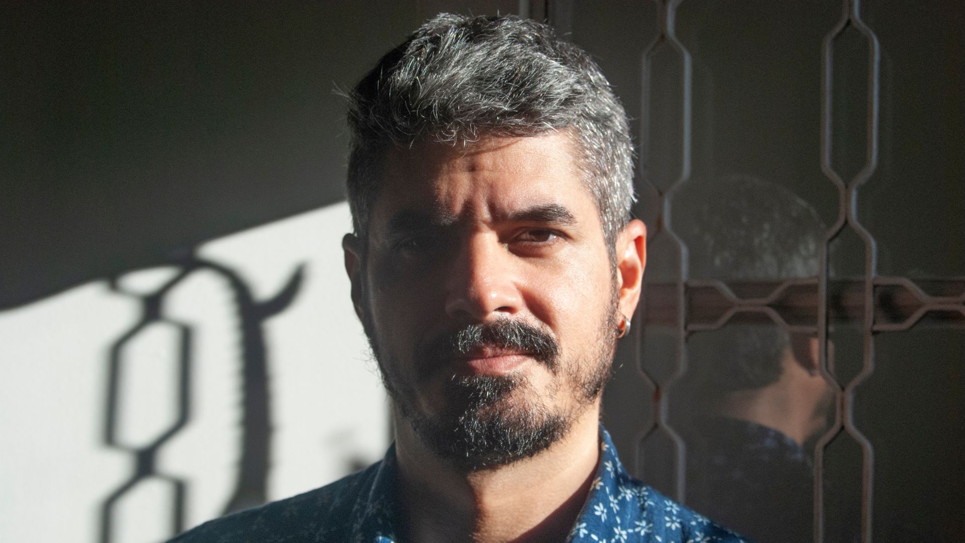 Em Estranho Caminho, Guto Parente homenageia o pai em "cinema de autoajuda"