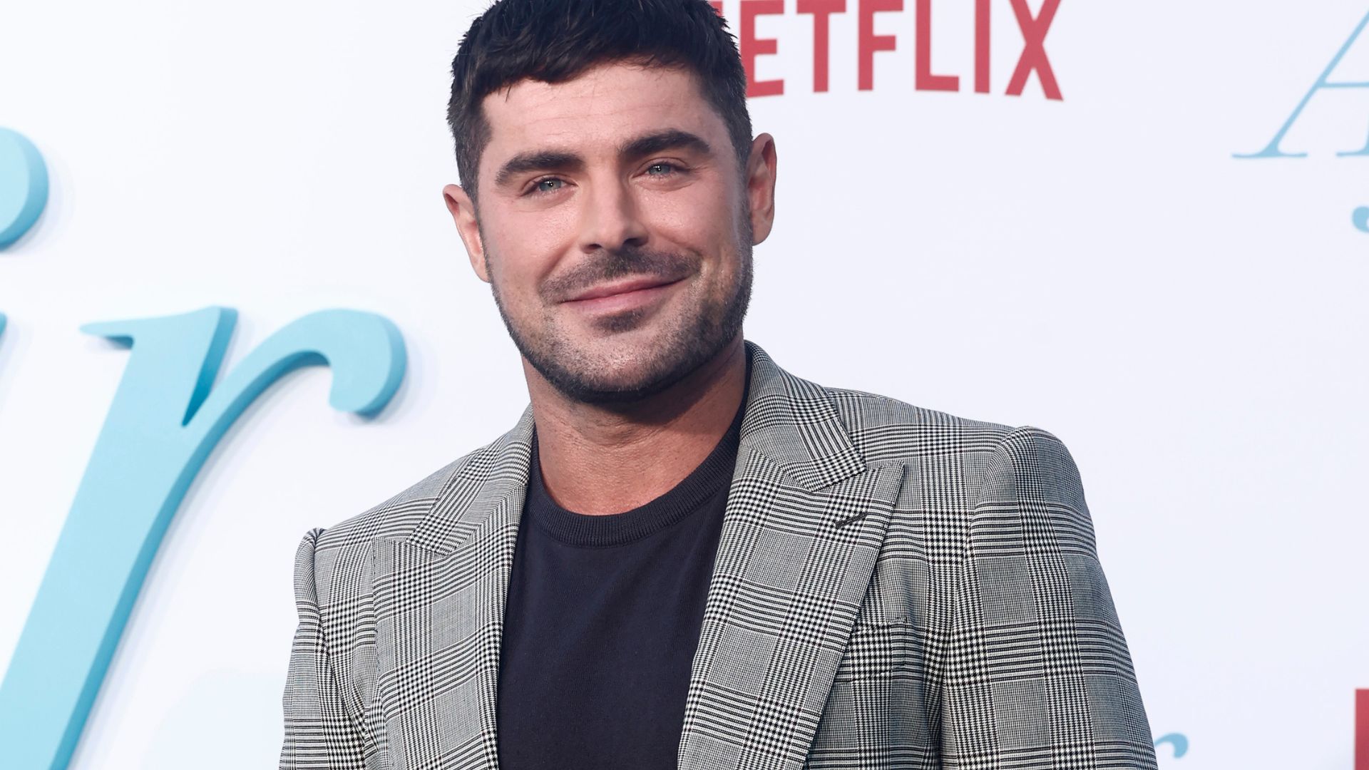 Zac Efron é hospitalizado após acidente em piscina na Espanha