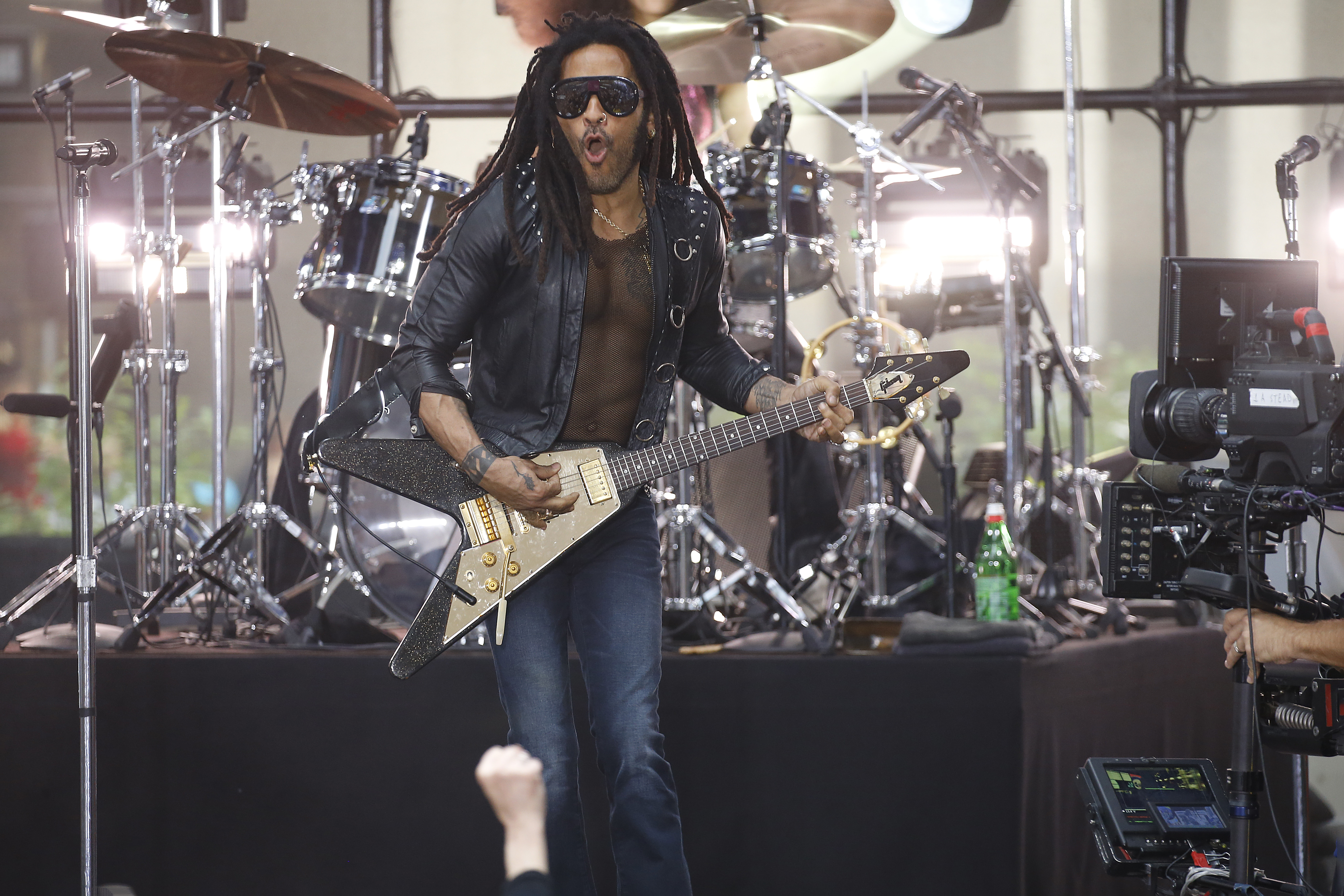 Lenny Kravitz toca guitarra no palco