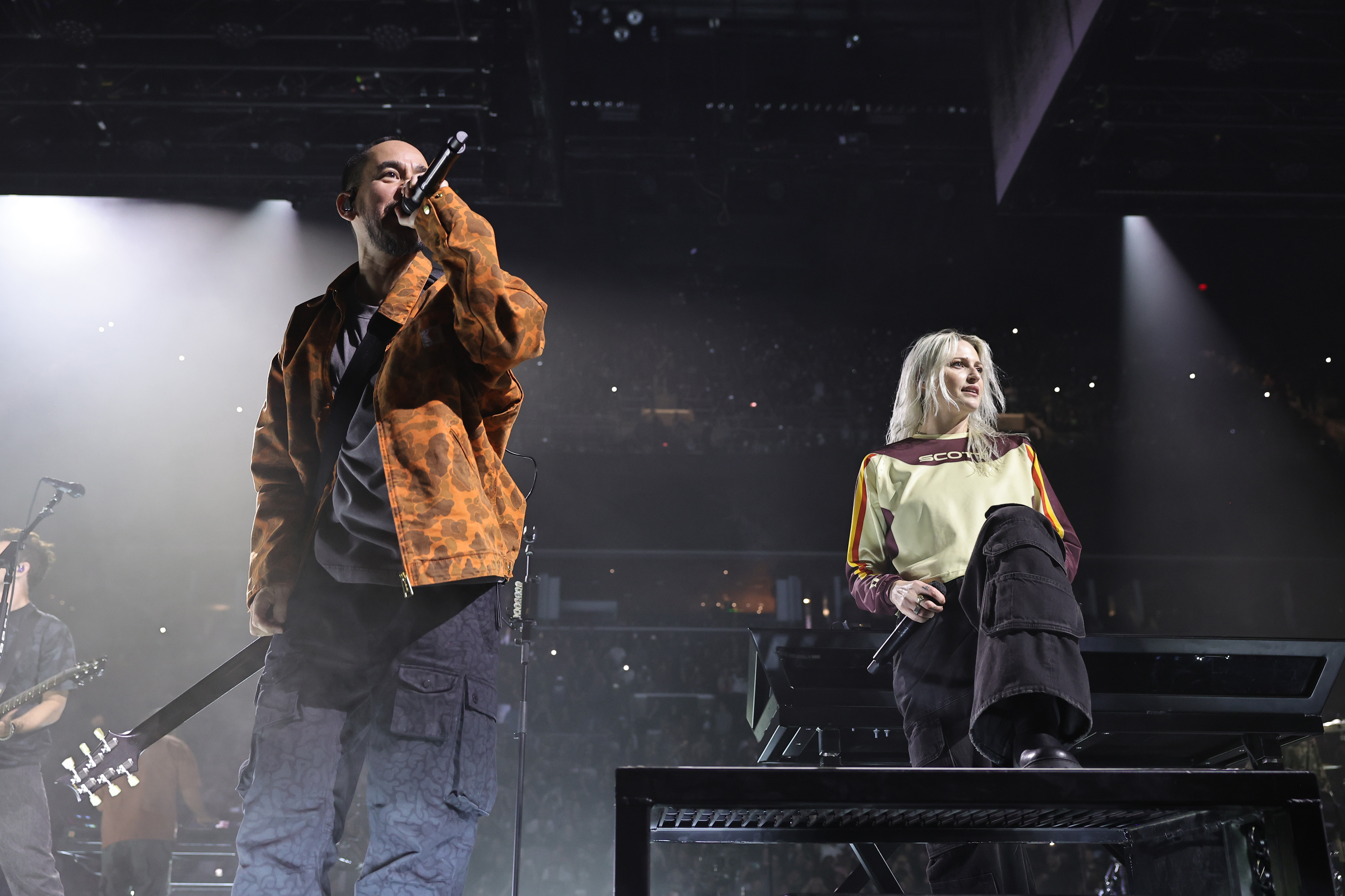 Mike Shinoda no palco ao lado de Emily Armstrong