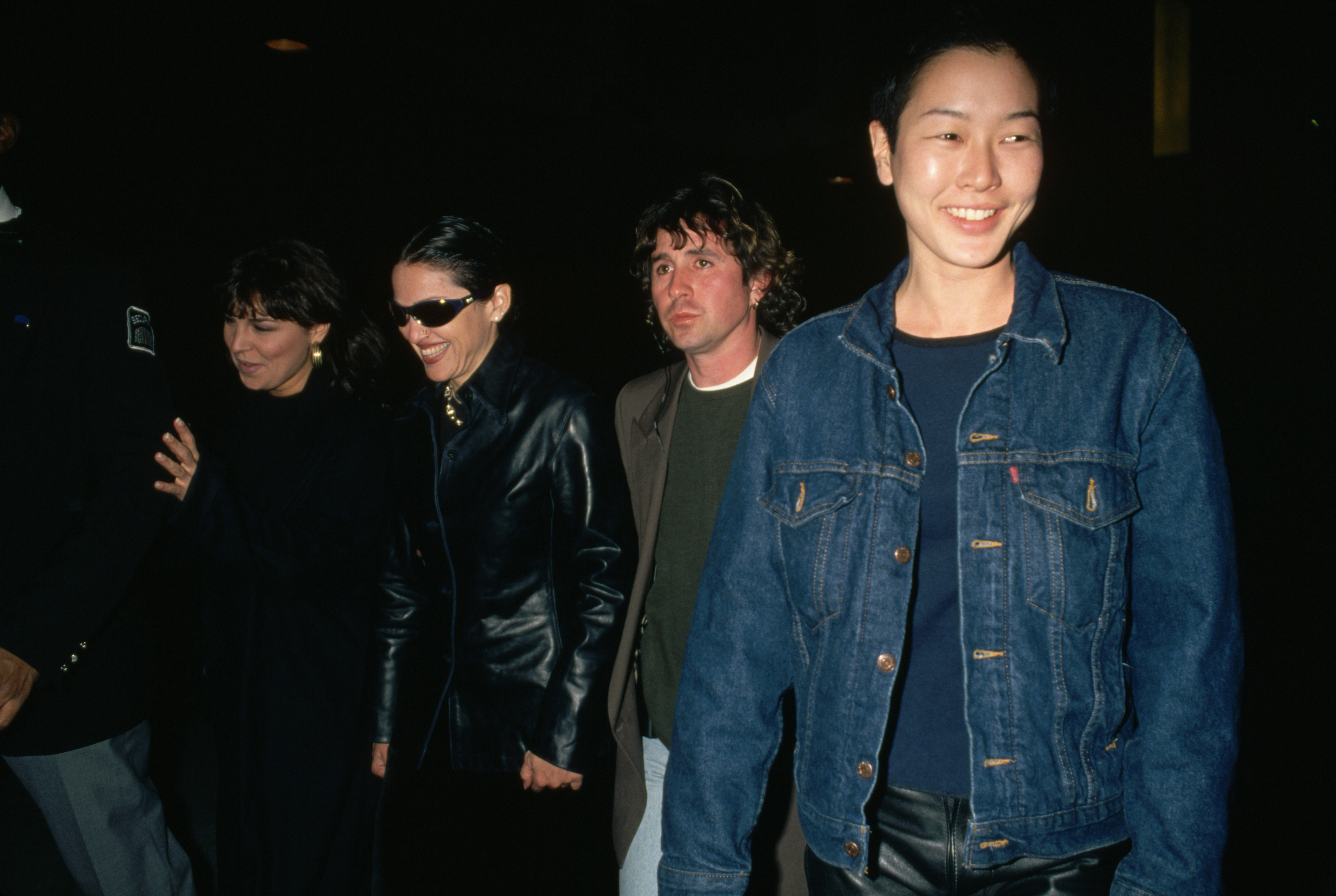 Jenny Shimizu caminha ao lado de Madonna