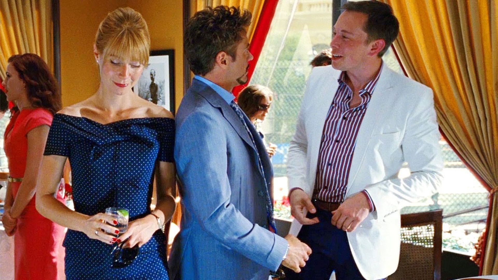 Gwyneth Paltrow, Robert Downey Jr. e Elon Musk em Homem de Ferro (Imagem: Reprodução)