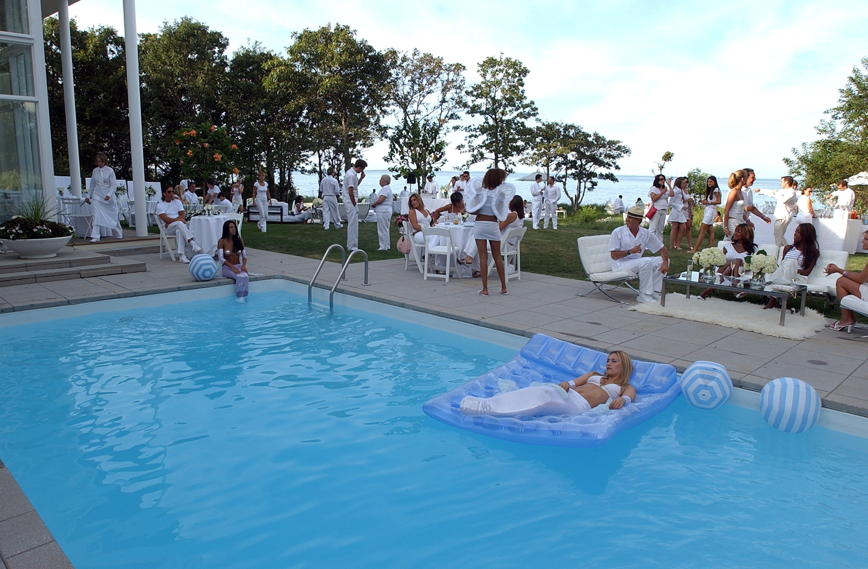 Atmosphere during Absolut White Party 2003 at Sean "Diddy" Combs Residence in East Hampton, New York, United States. (Photo by Dimitrios Kambouris/WireImage for Bad Boy Entertainment)