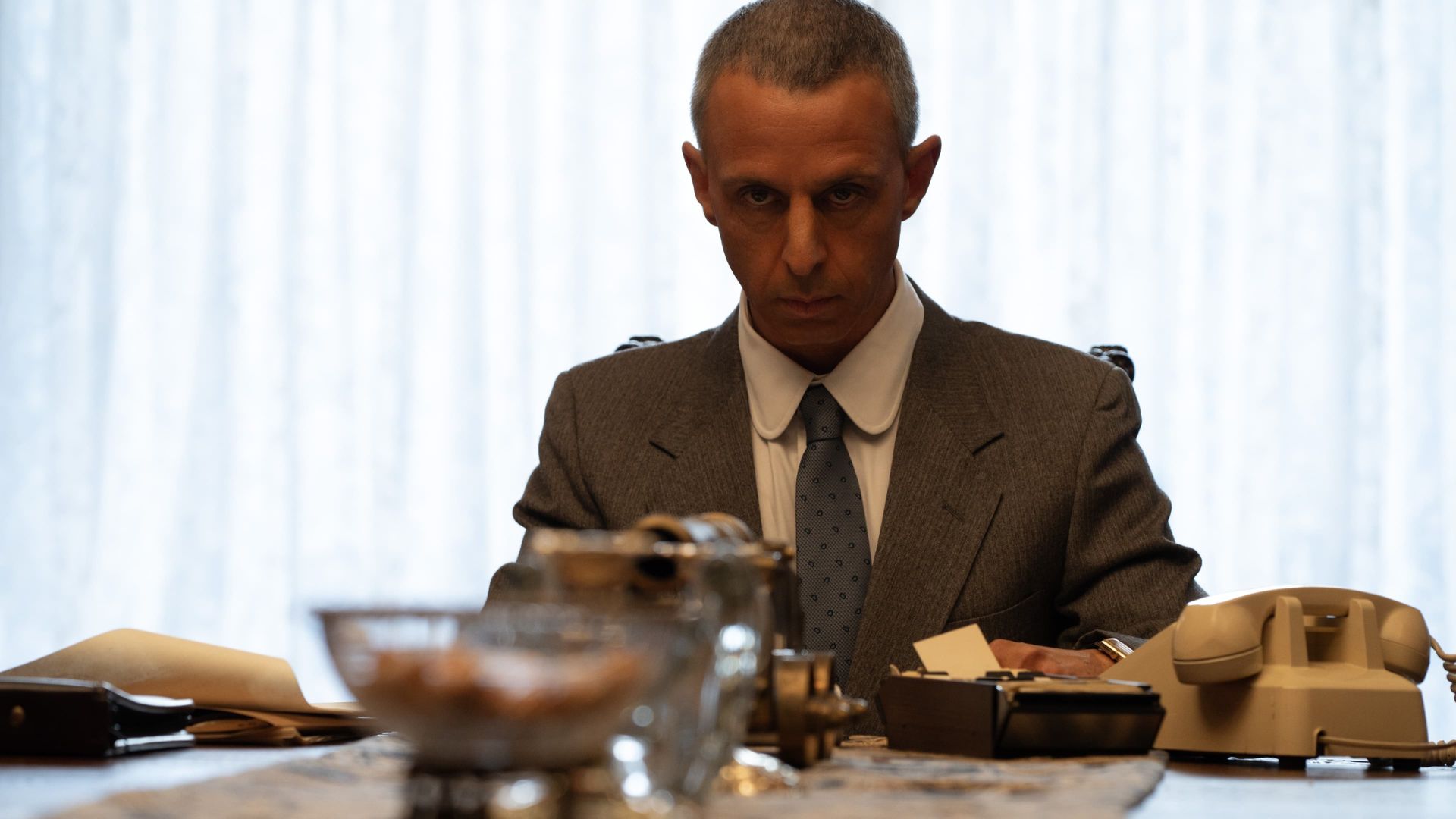 Jeremy Strong rebate críticas por interpretar gay enrustido em O Aprendiz: 'É o trabalho como ator mudar a sua natureza'