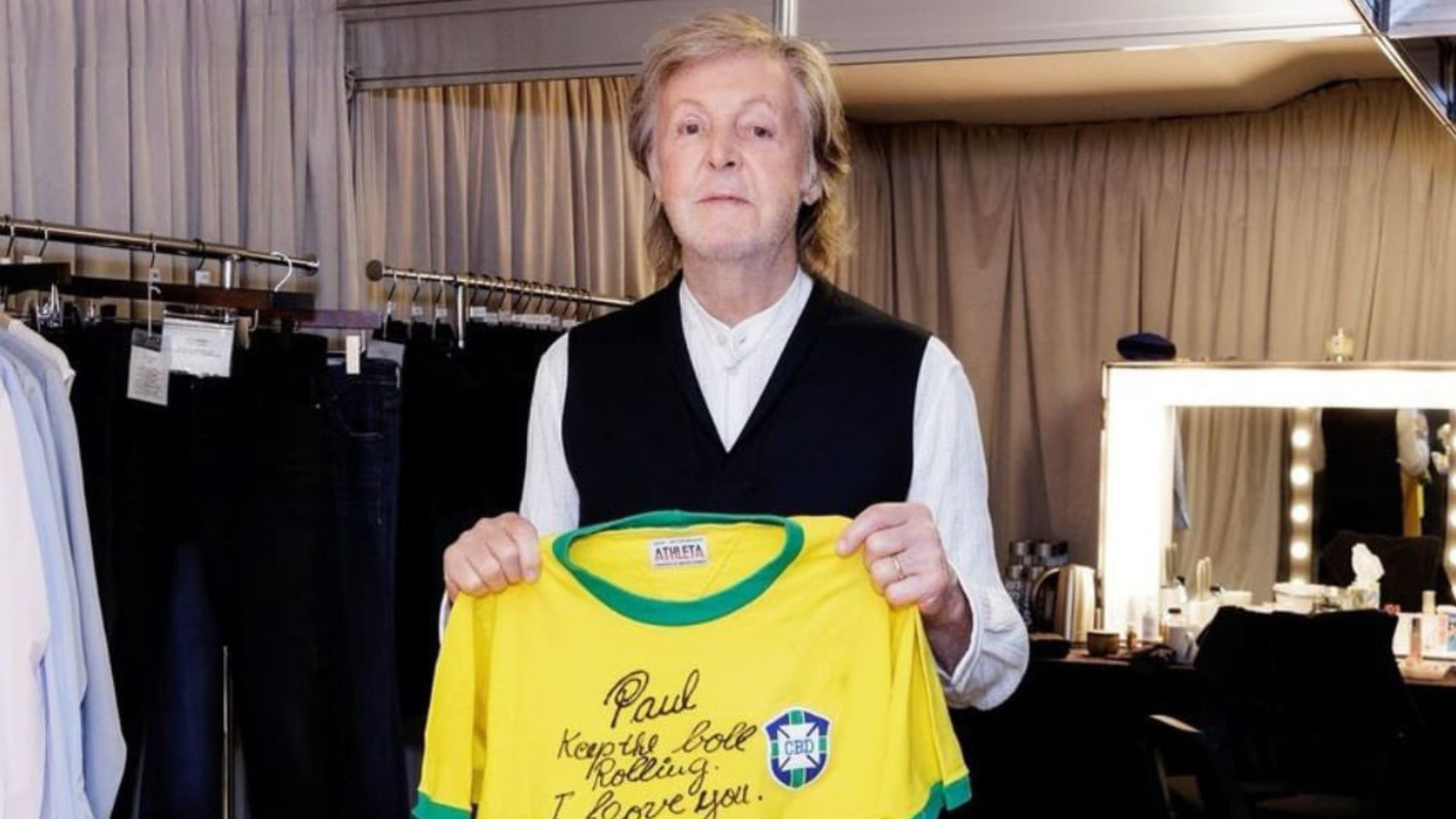 Paul McCartney com camisa da Seleção Brasileira assinada por Pelé (Foto: MPL Communications/MJ Kim)