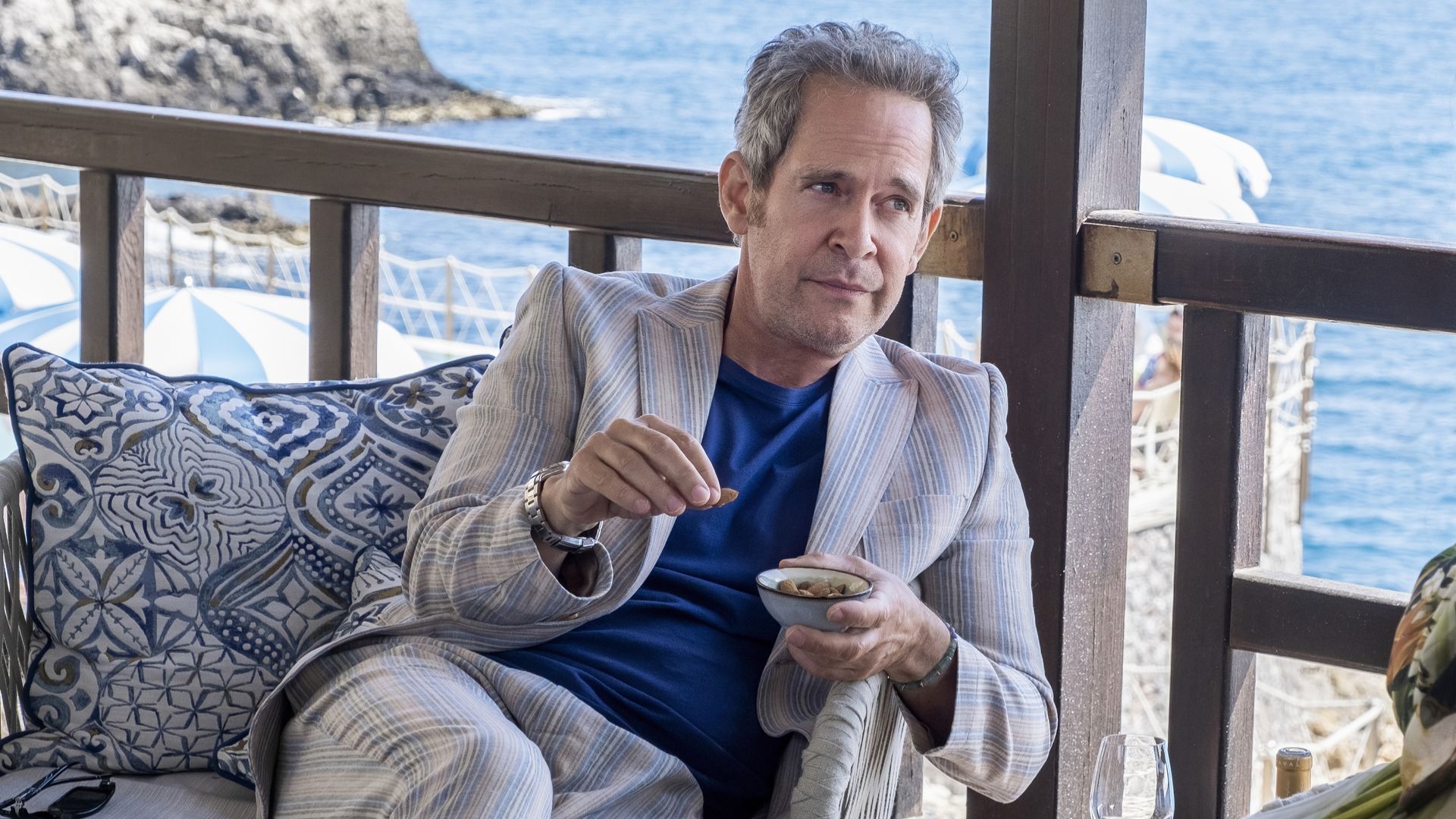 Tom Hollander, de The White Lotus, será Alfred Hitchcock na 3ª temporada de Monstros, da Netflix