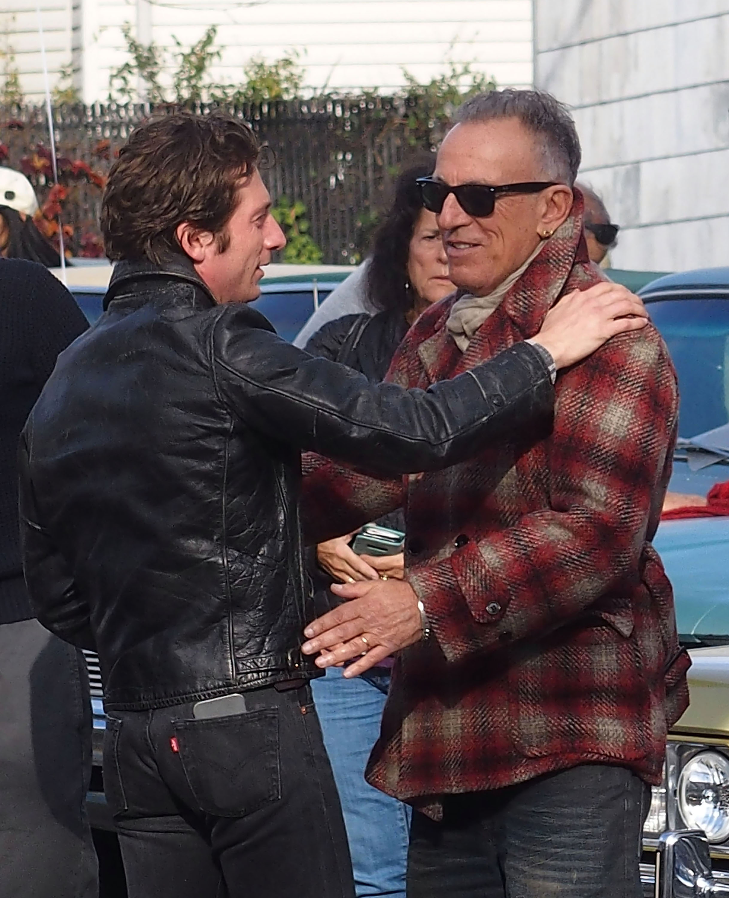 Jeremy Allen White e Bruce Springsteen no set da cinebiografia Deliver Me From Nowhere