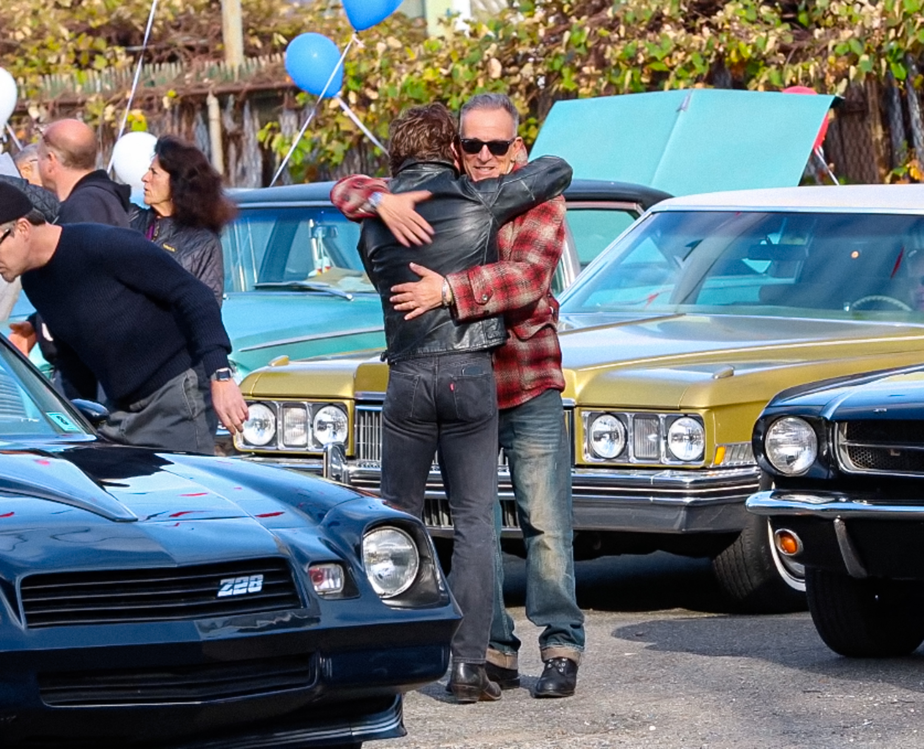 Jeremy Allen White e Bruce Springsteen no set da cinebiografia Deliver Me From Nowhere