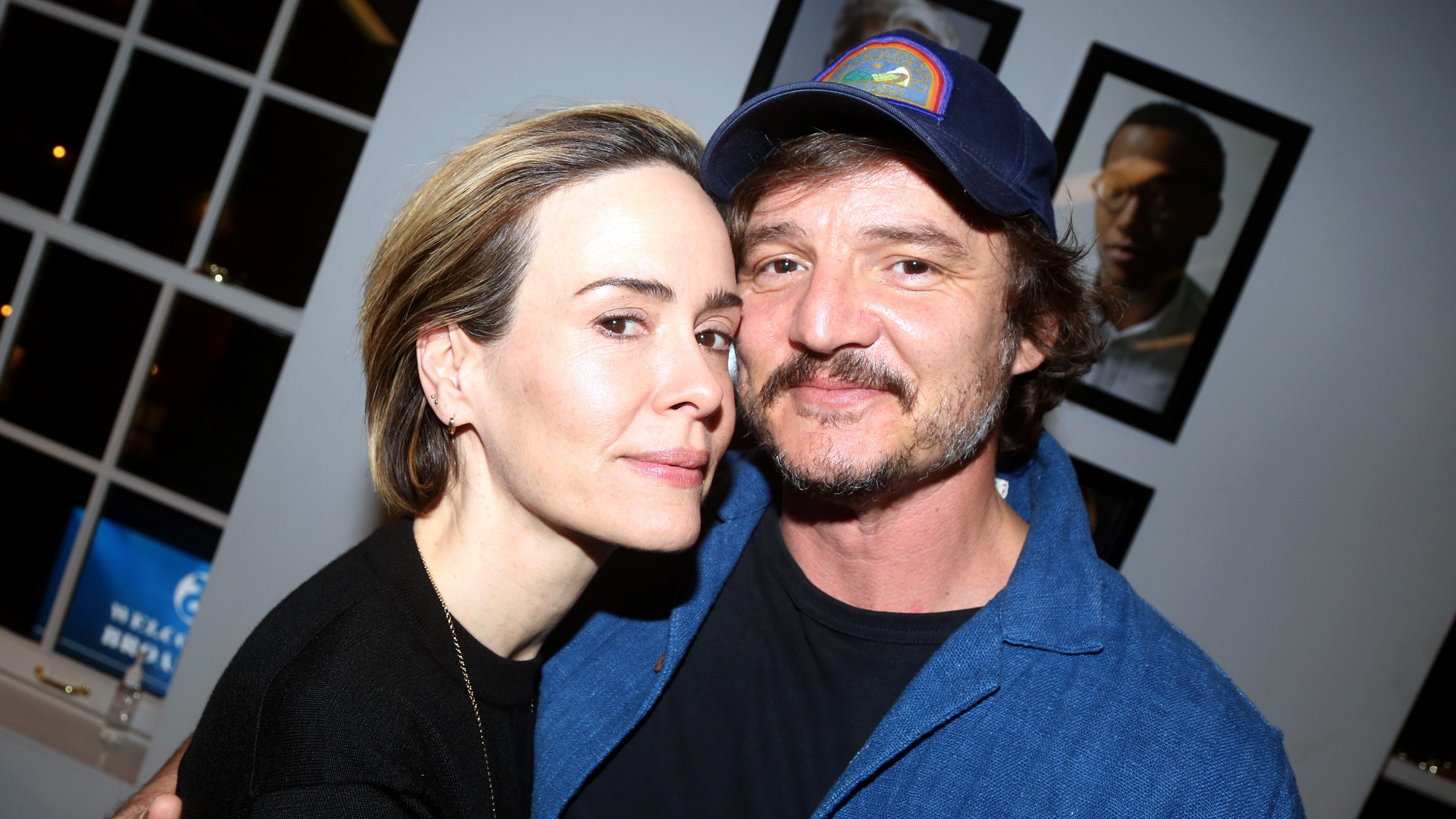Sarah Paulson e Pedro Pascal (Foto: Bruce Glikas/WireImage)