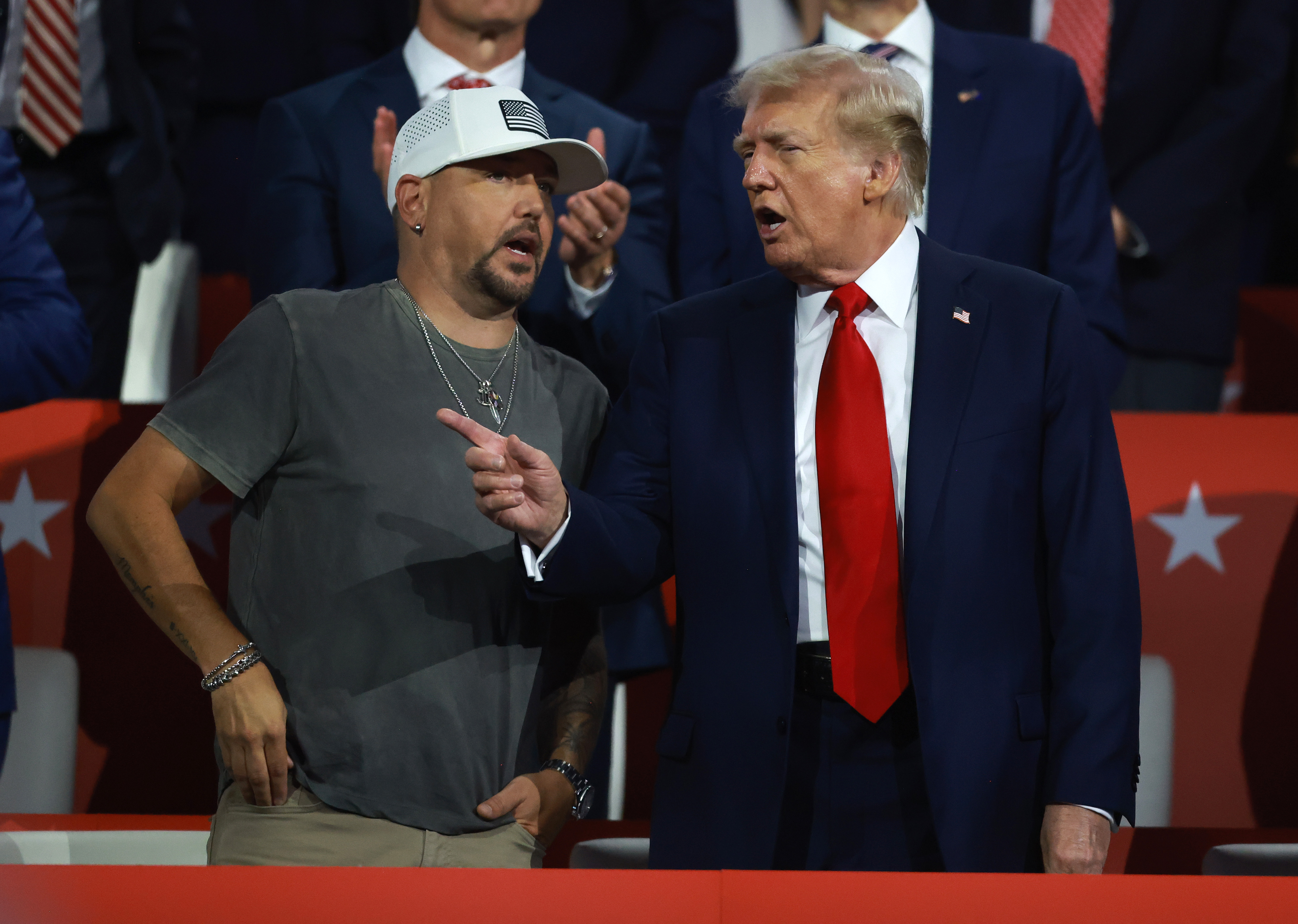 O astro country Jason Aldean e o presidente eleito dos EUA, Donald Trump, na convenção republicana em 2024 (foto: Getty Images)
