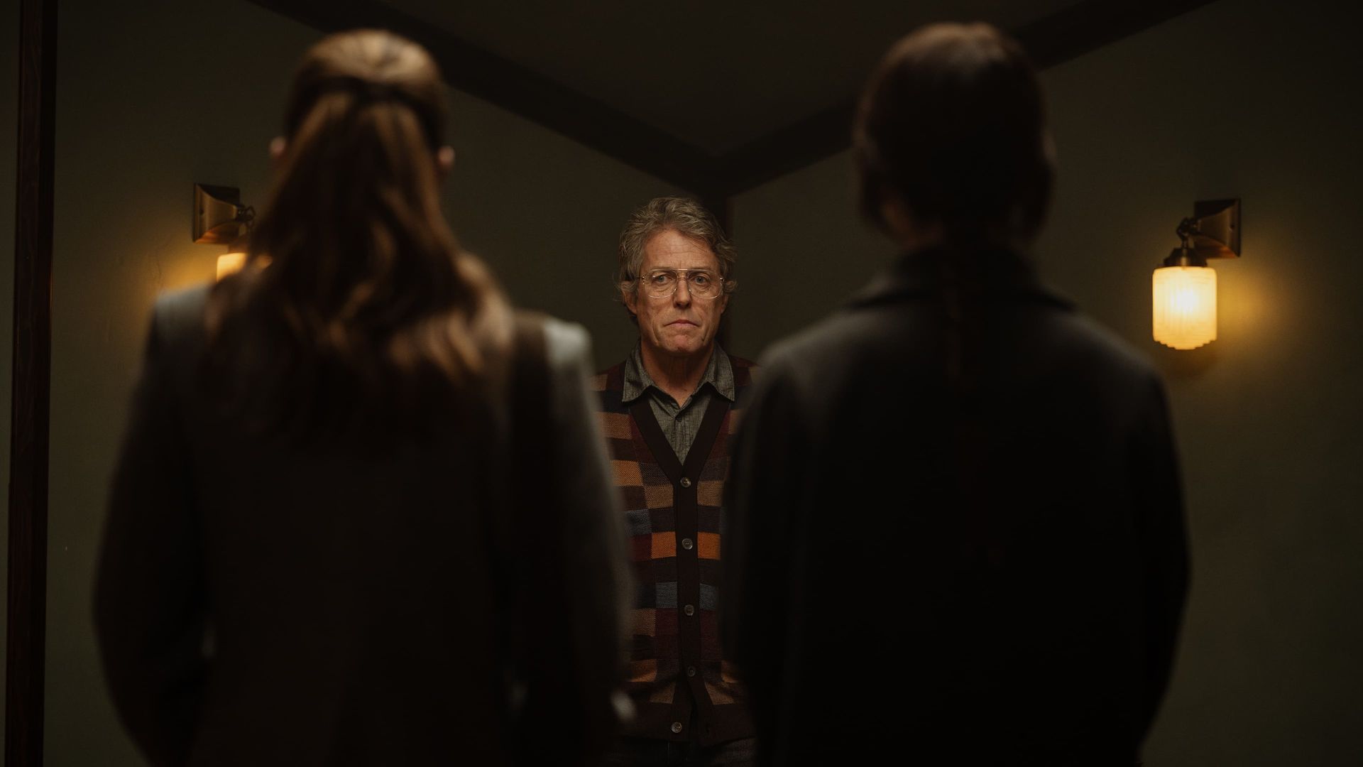 Herege, terror da A24 com Hugh Grant, estreia nos cinemas brasileiros