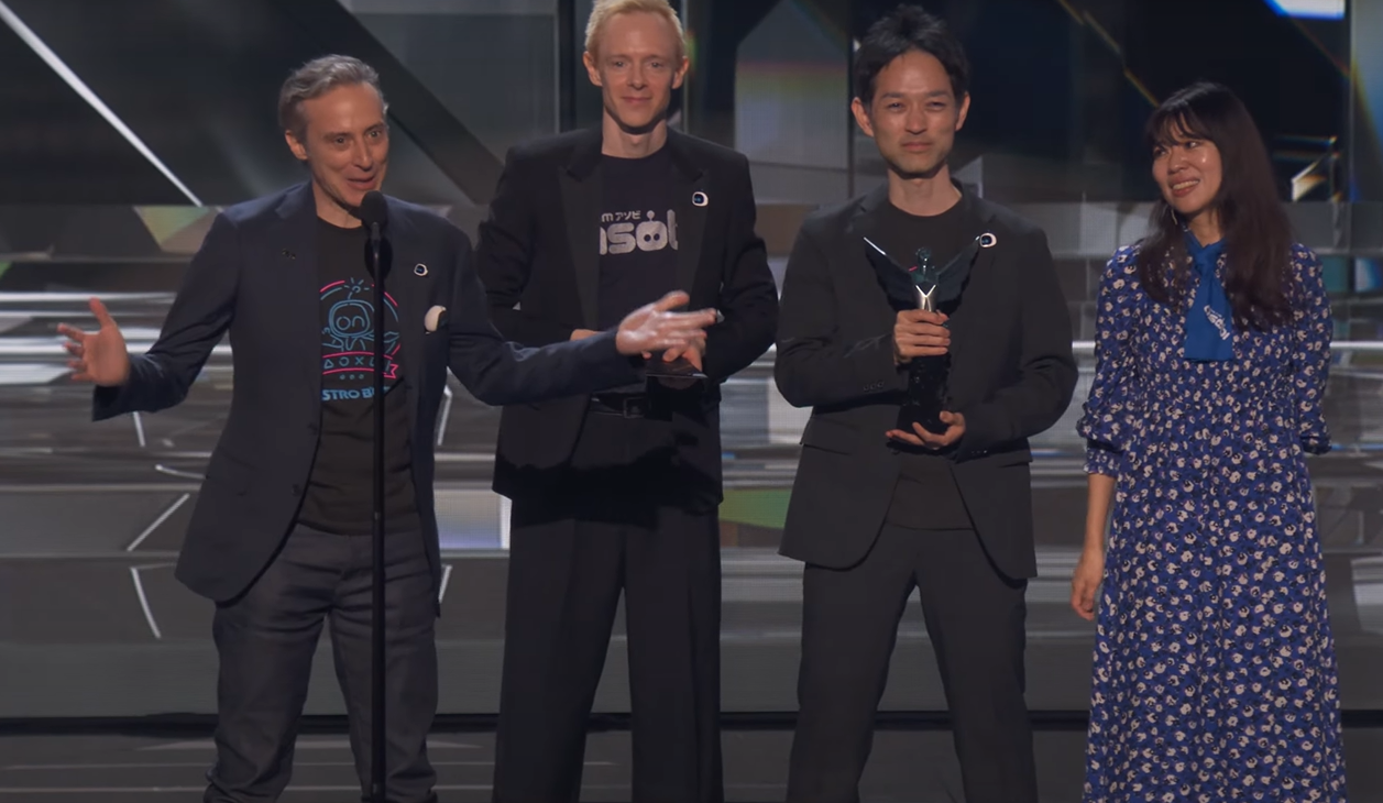 Nicolas Doucet (à esq.) recebe os prêmios por Astro Bot no The Game Awards (Reprodução/TGA)