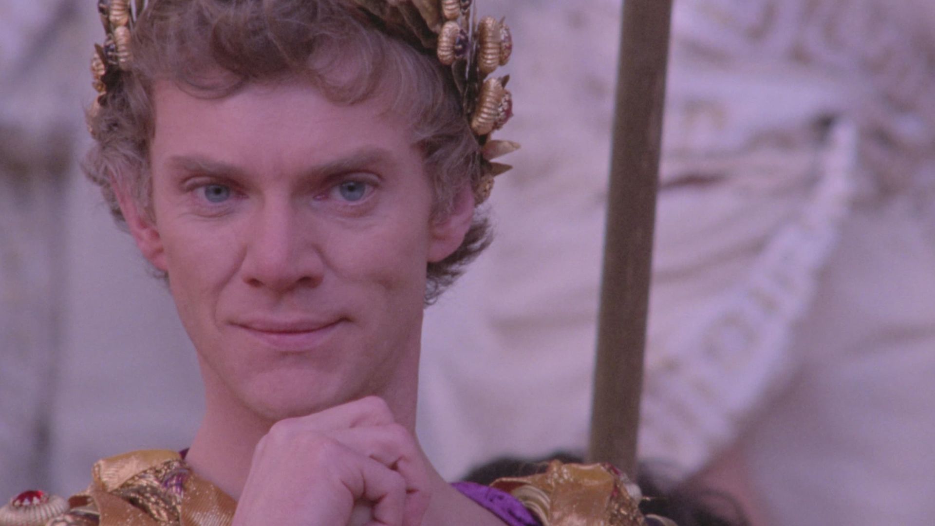 Calígula: O Corte Final abre mão do sexo explícito para focar na tragédia do protagonista; leia a crítica