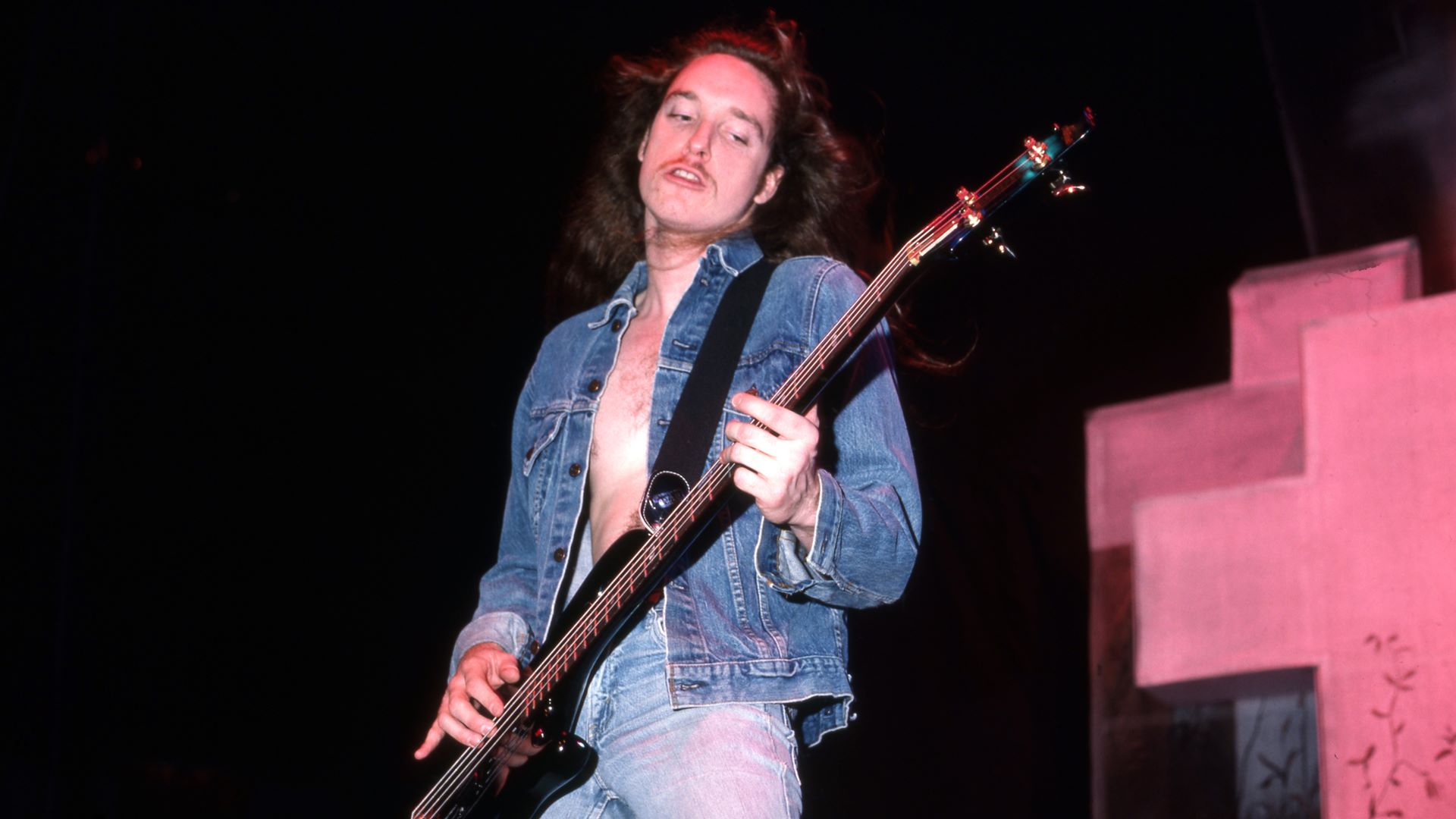 Cliff Burton, baixista do Metallica, em 1986 (Foto: Ross Marino / Icon and Image / Getty Images)