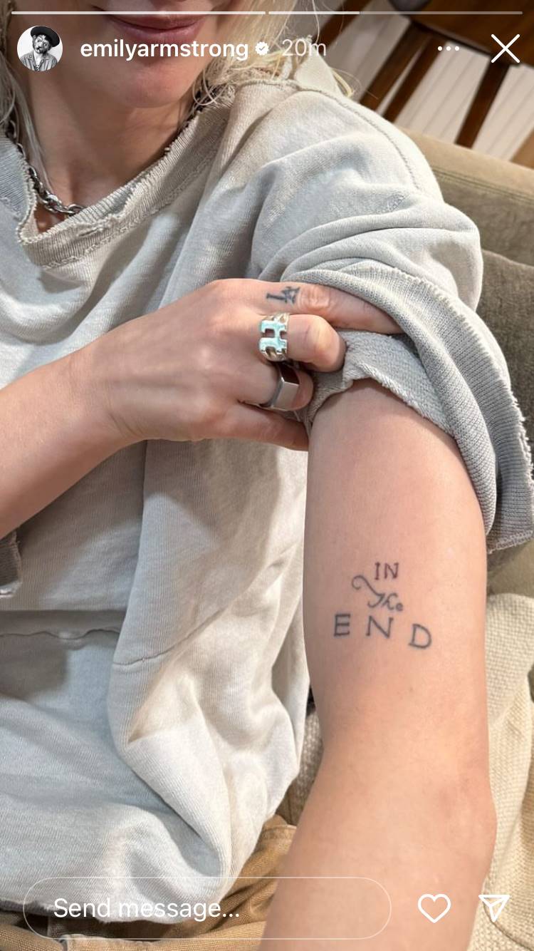 Tatuagem de Emily Armstrong (Foto: reprodução / Instagram)