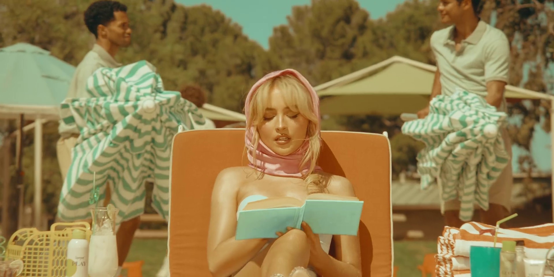 Sabrina Carpenter no clipe de "Espresso" (Reprodução)