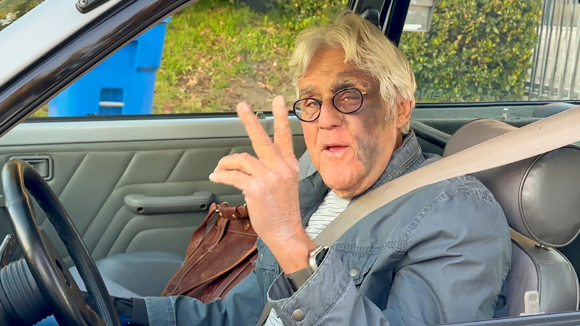Jay Leno com hematomas no rosto (Foto: MEGA/GC Images)