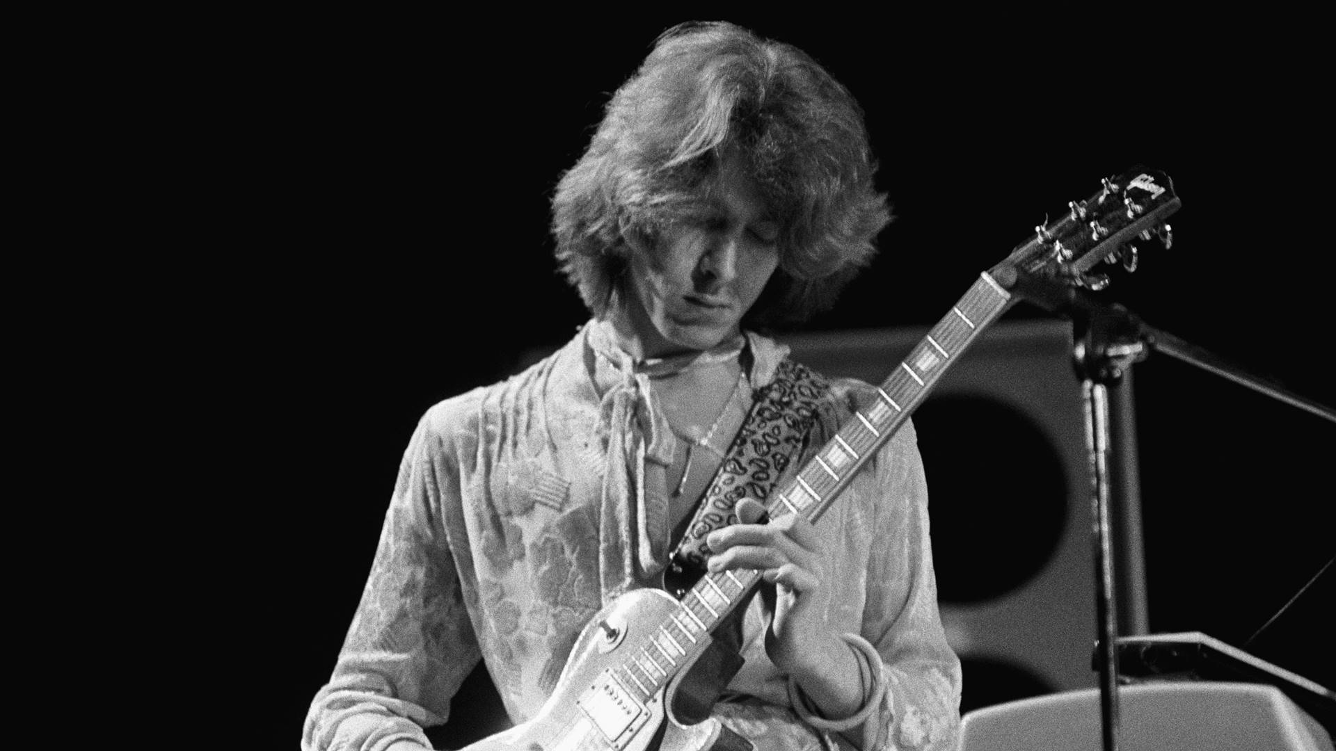 Mick Taylor com os Rolling Stones nos anos 1970 (Foto: Fin Costello / Redferns)