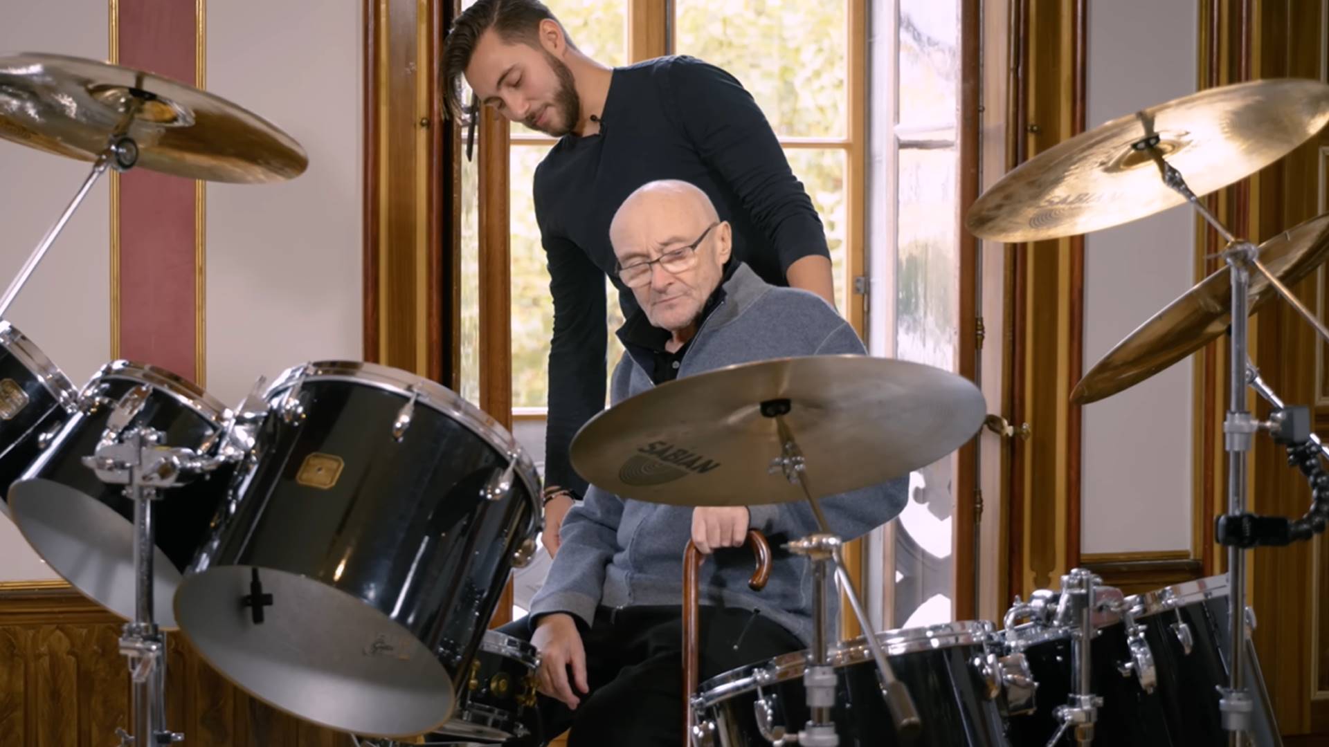 Phil Collins e o filho, Nic Collins (Foto: reprodução / YouTube / Drumeo)