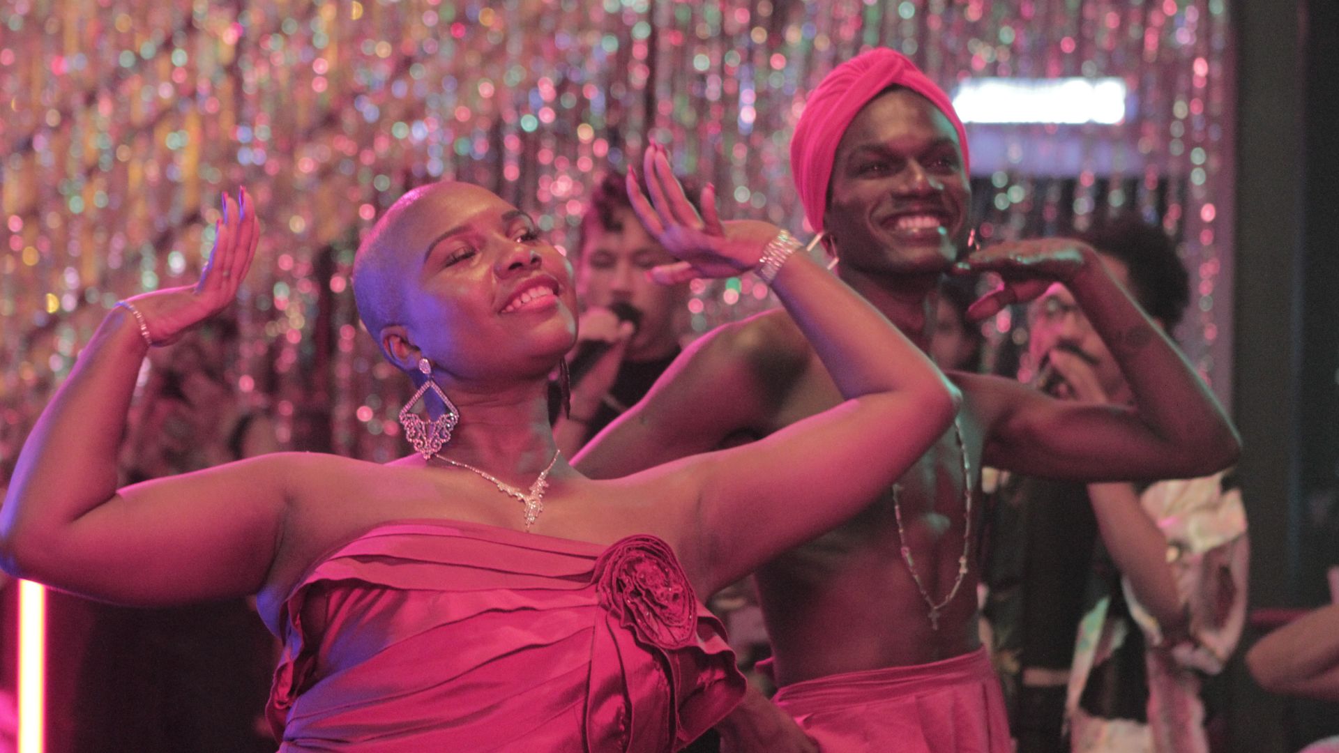 Salão de Baile leva a cultura ballroom — que nasceu nos guetos de Nova York — para o Rio de Janeiro com ares cariocas, incluindo samba, funk e capoeira (Foto: Divulgação)