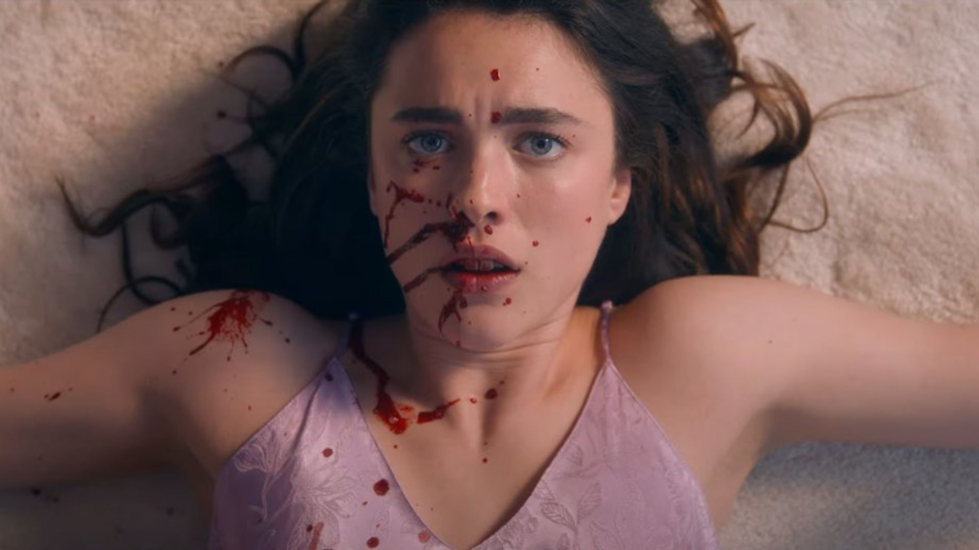 Margaret Qualley como Sue em A Substância (Foto: Reprodução/Mubi)