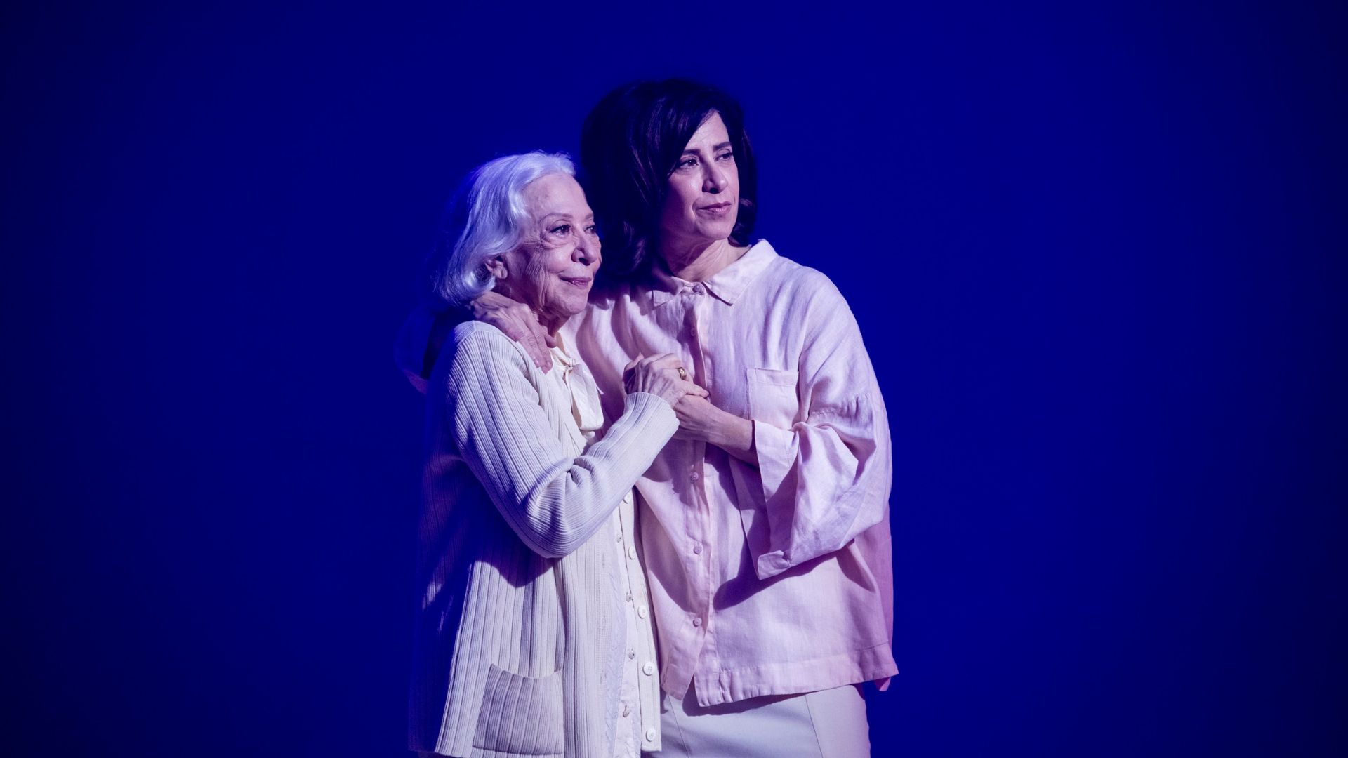 Fernanda Montenegro e Fernanda Torres em campanha da Globo; veterana reagiu à vitória histórica da filha no Globo de Ouro 2025