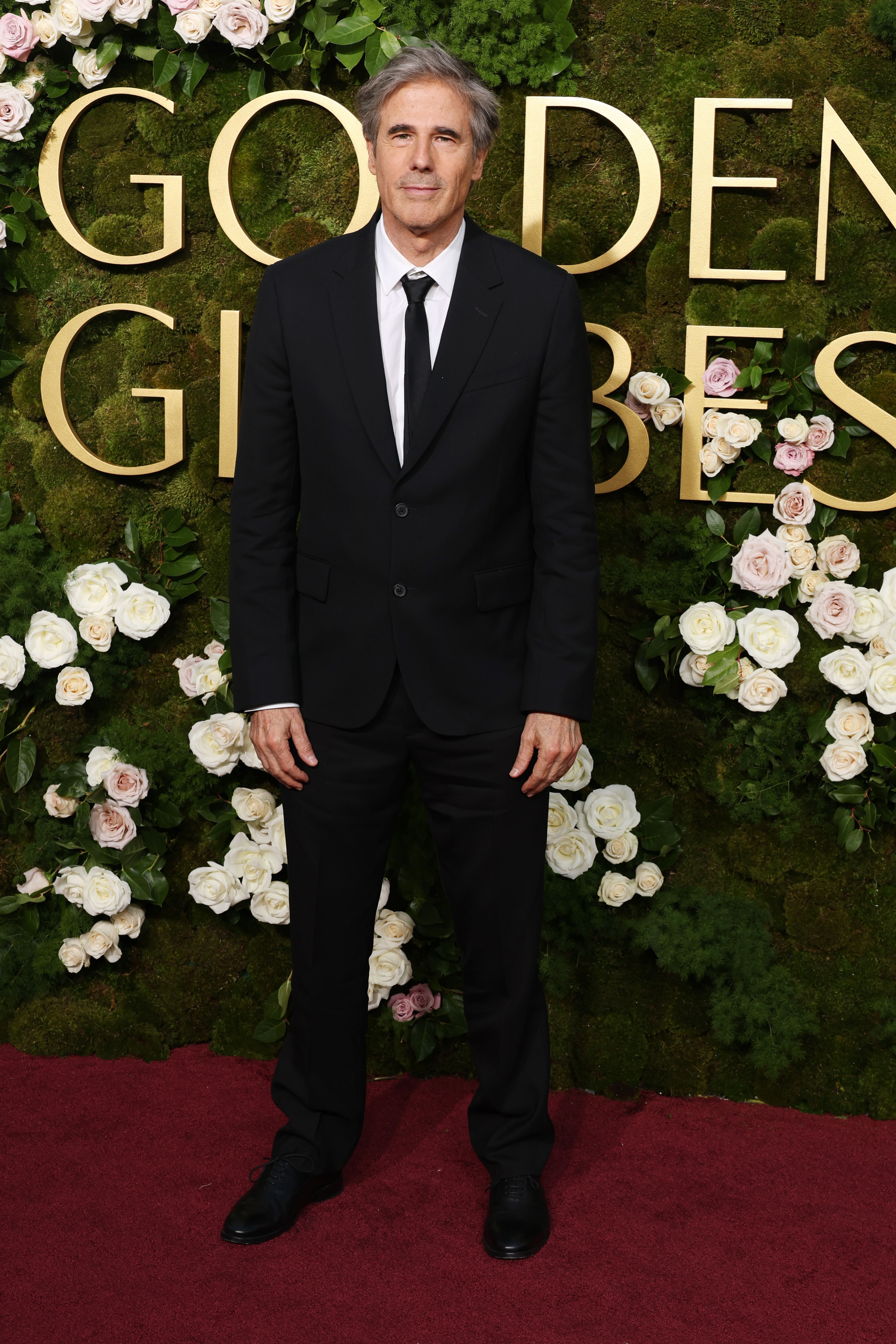 Walter Salles no tapete vermelho da 82ª edição do Globo de Ouro, que premiou Fernanda Torres como Melhor Atriz em Filme de Drama (Foto: Kevin Mazur/Getty Images)