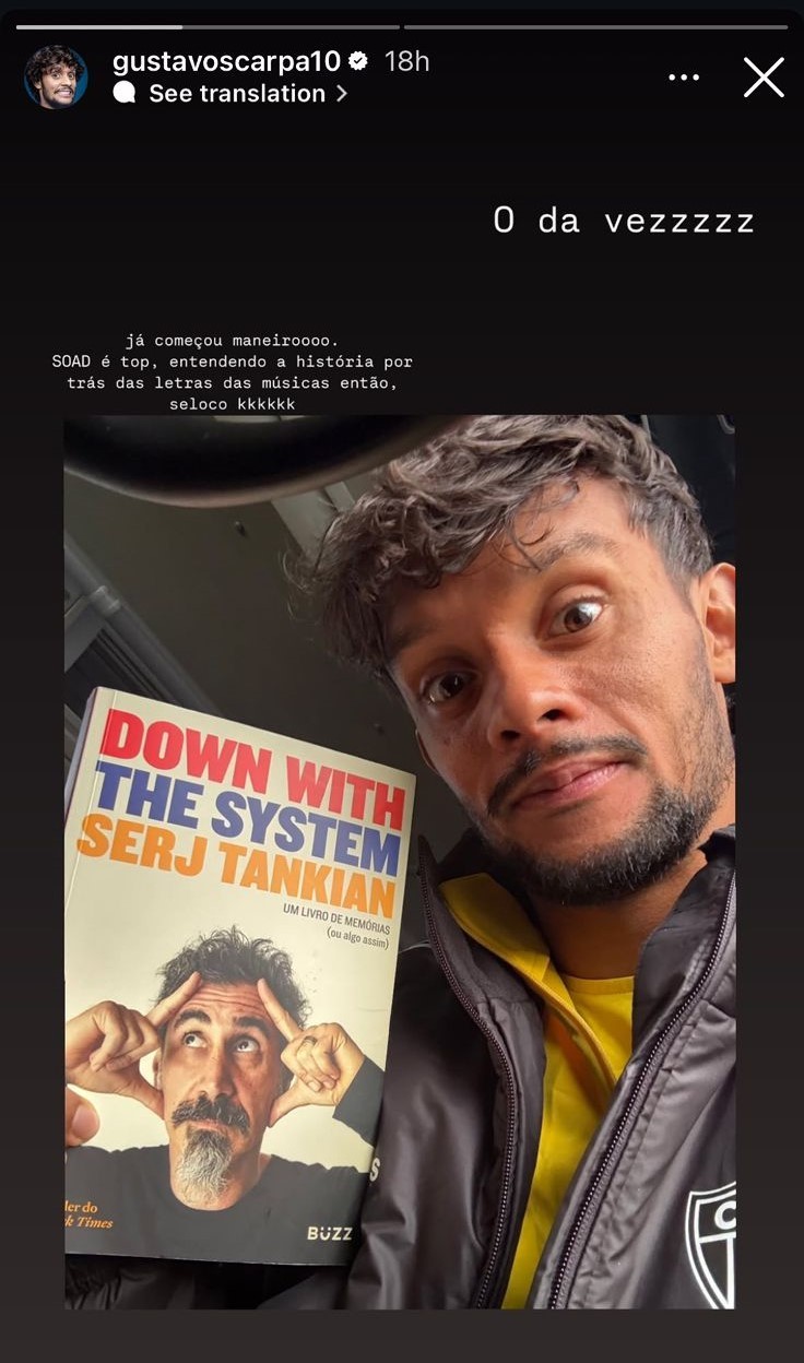 Gustavo Scarpa com livro de Serj Tankian