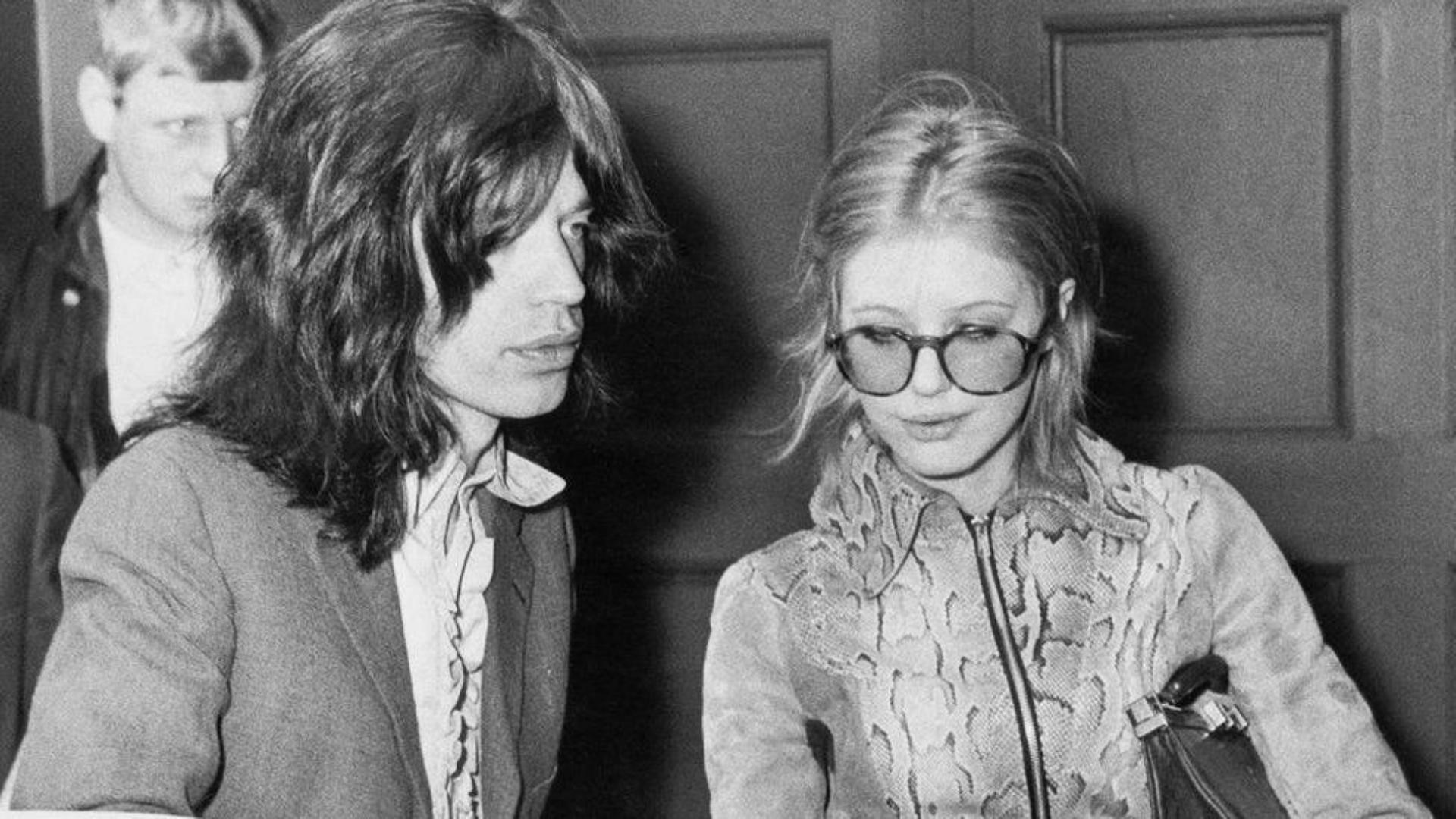 Mick Jagger e Marianne Faithfull deixam o tribunal após serem presos por posse de cannabis em 1969 (Arquivos/GettyImages)