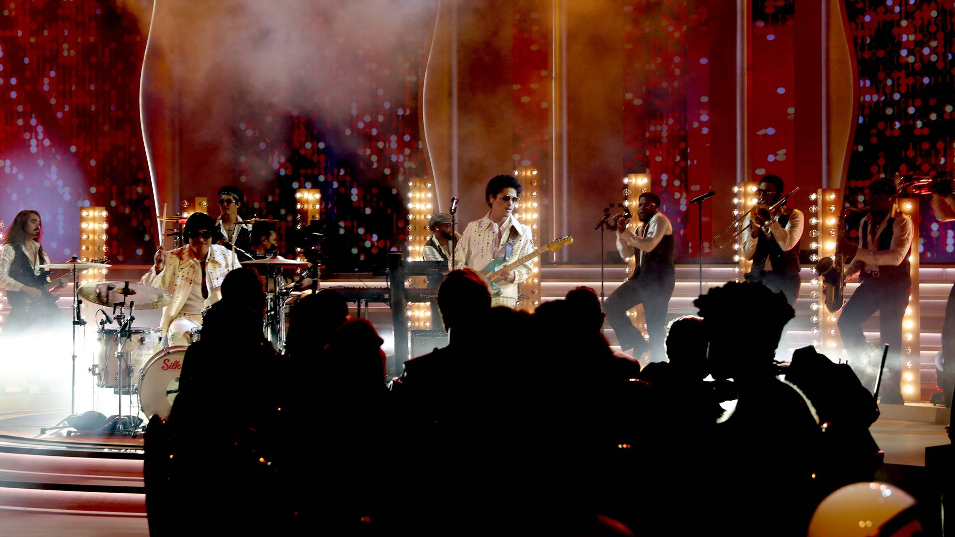 Silk Sonic ao vivo no Grammy 2022 (Mateus Asato à esquerda)