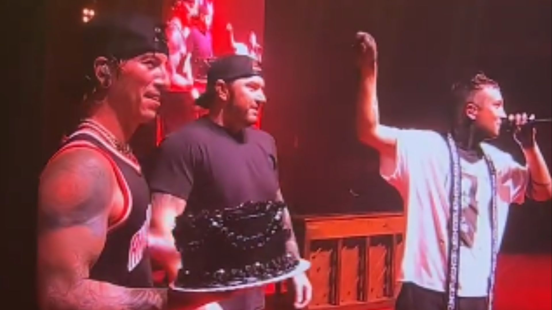 Josh Dun e Tyler Joseph, do Twenty One Piltos, cantam parabéns para o tour manager da banda durante show no Brasil (Foto: Reprodução/@weinthecrowd)